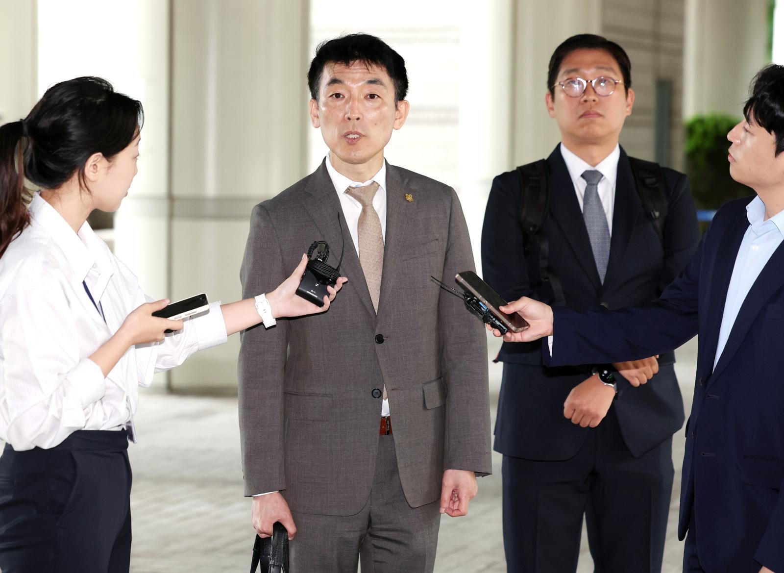 김용현 전 국방부 장관의 변호인 이하상 변호사가 25일 오전 서울 서초구 서울중앙지방법원에서 열린 김 전 장관의 구속영장 심문기일에 출석하며 취재진의 질문에 답하고 있다. 이 변호사 오른쪽은 유승수 변호사. 2025.06.25. 서울=뉴시스