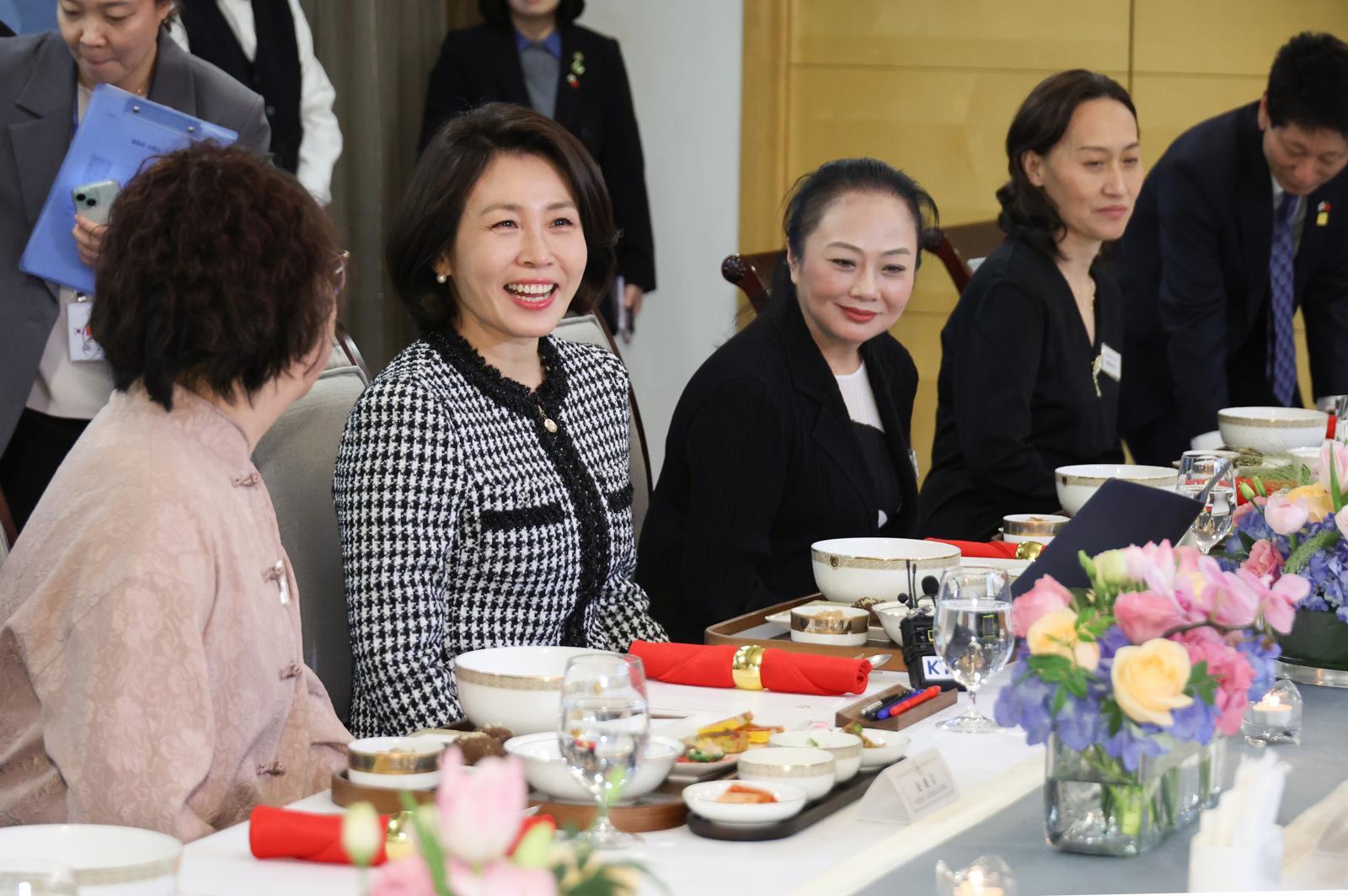 김혜경 여사가 5일(현지 시간) 베이징 주한 한국대사관저에서 열린 한중 가교 역할 중국인 여성 초청 한식 오찬 간담회에서 인사말을 하고 있다. 2026.01.05. 뉴시스