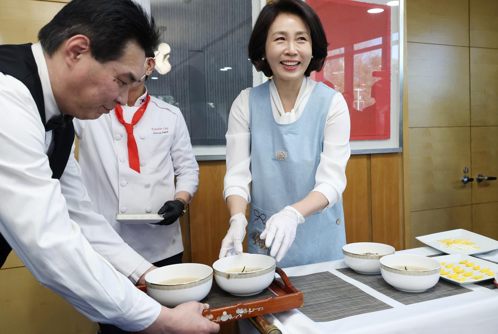 김혜경 여사가 5일(현지 시간) 베이징 주한 중국대사관저에서 열린 한중 가교 역할 중국인 여성 초청 한식 오찬 간담회에서 참석자 떡국을 준비하고 있다. 2026.01.05 베이징=뉴시스
