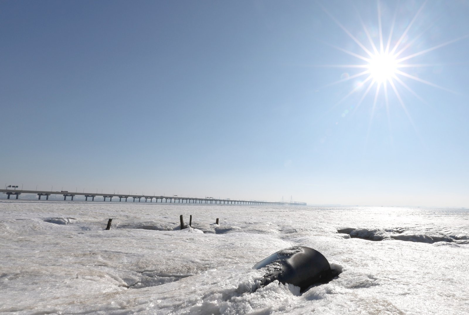 절기상 소한인 5일 오전 인천 중구 영종도 갯벌이 얼어붙어 있다. 2026.01.05 뉴시스