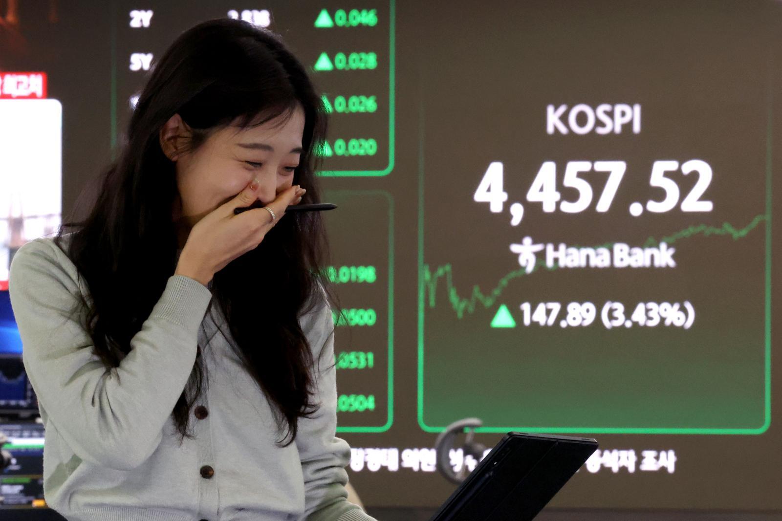코스피가 종가 기준 역대 최고치를 기록한 5일 서울 중구 하나은행 본점 딜링룸 현황판에 코스피 지수가 전장대비 147.89포인트(3.43%)상승한 4,457.52를 나타내고 있다. 2026.1.5/뉴스1