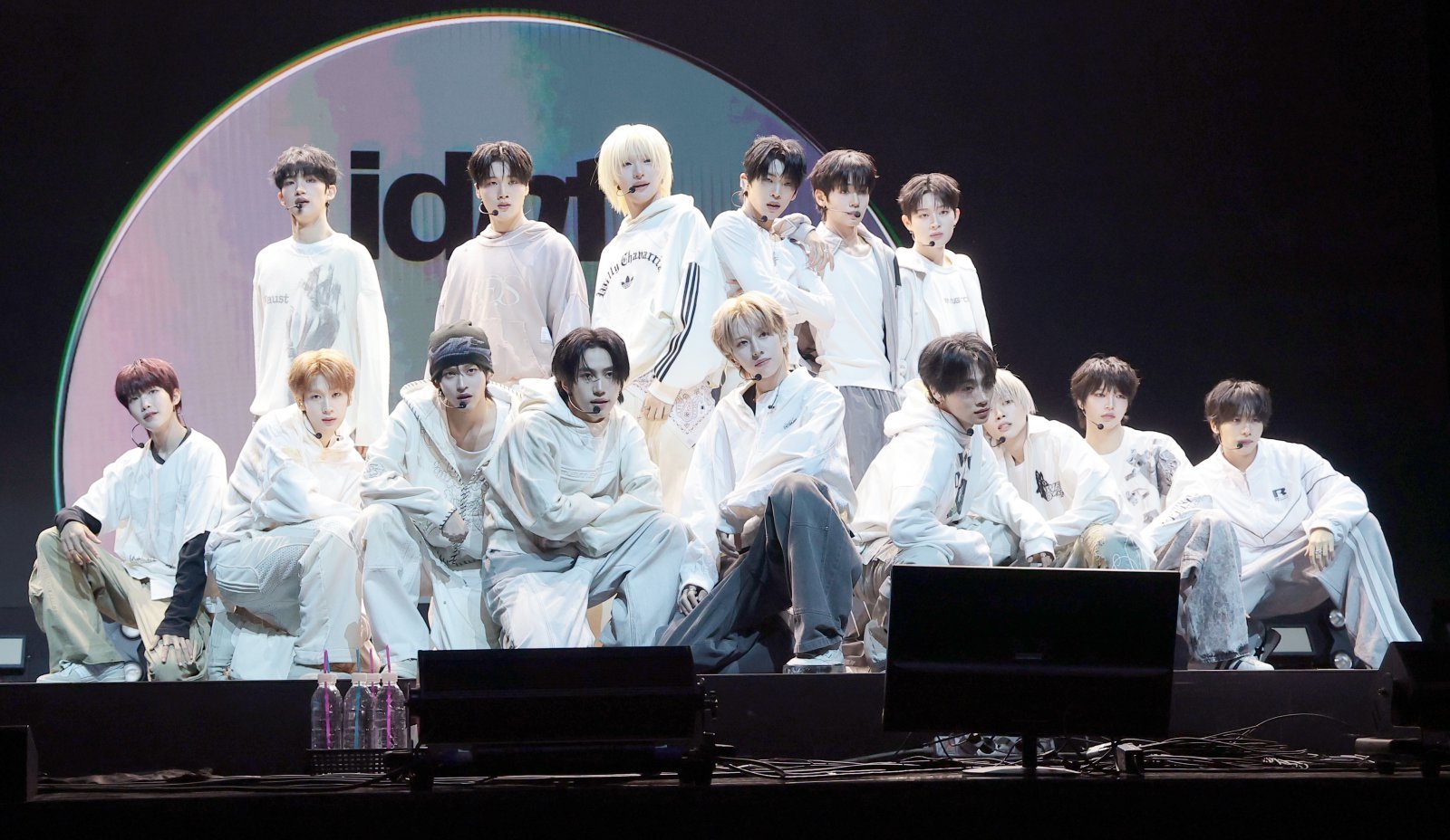 아이덴티티(idntt)의 두 번째 유닛인 예스위아(yesweare)가 5일 서울 용산구 한남동 블루스퀘어에서 가진 쇼케이스에서 포즈를 취하고 있다. 2026.1.5/뉴스1