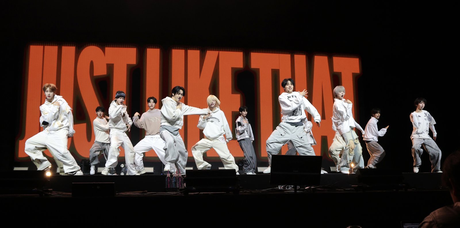 아이덴티티(idntt)의 두 번째 유닛인 예스위아(yesweare)가 5일 서울 용산구 한남동 블루스퀘어에서 가진 쇼케이스에서 신곡을 선보이고 있다. 2026.1.5/뉴스1