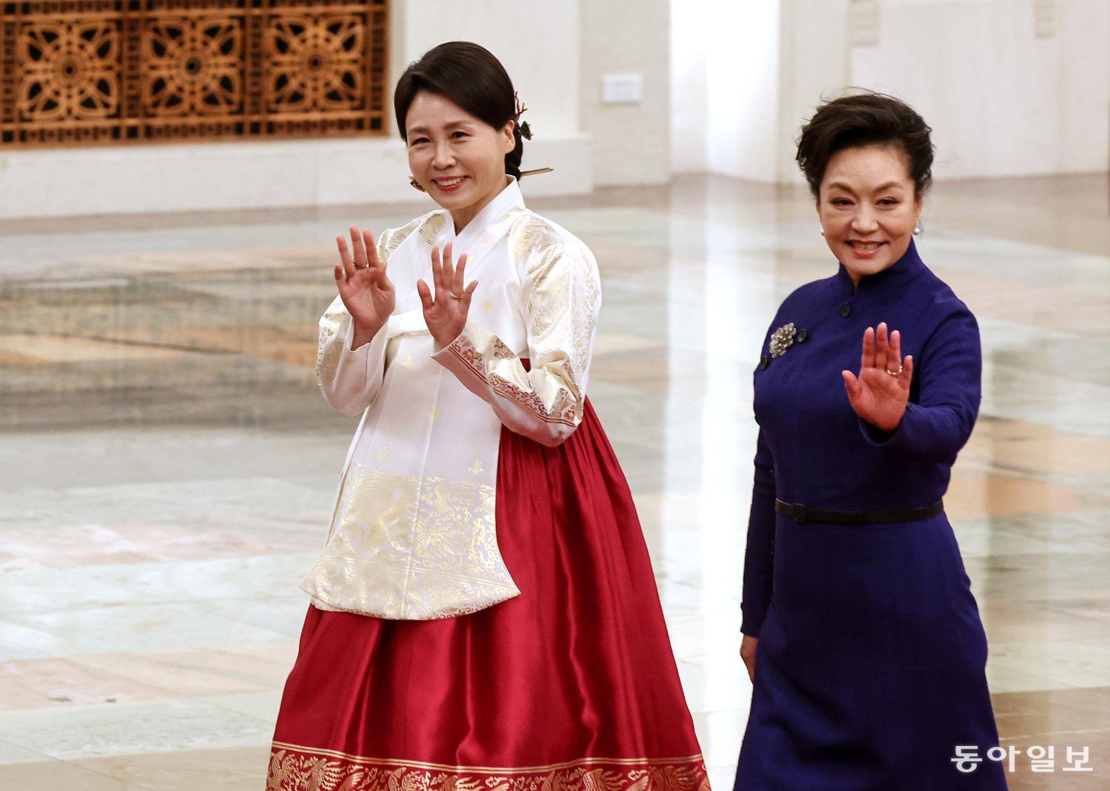 김혜경 여사와 펑리위안 여사가 5일 오후 베이징 인민대회당 북대청에서 열린 공식환영식에 입장하고 있다. 베이징=송은석 기자 silverstone@donga.com