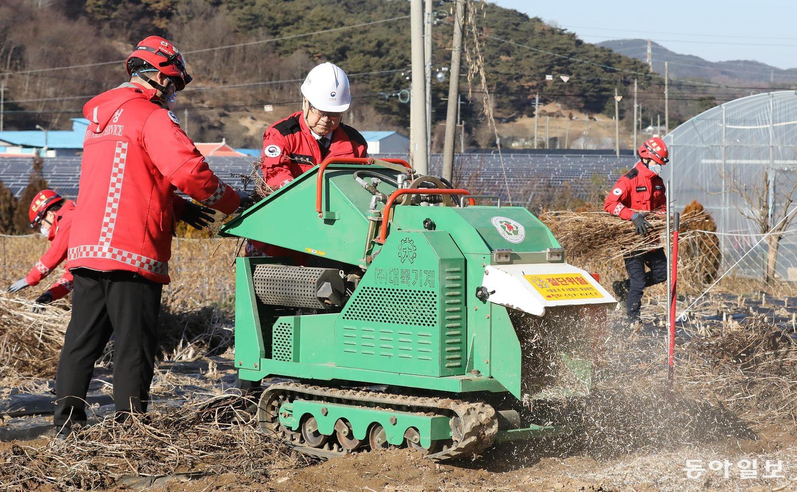 산림청은 5일 충남 청양군에서 2026년 시무식을 열고 산림재난 총력 대응을 결의했다. 김인호 산림청장(왼쪽에서 두 번째)이 산불 위험 요인을 줄이기 위해 영농 부산물인 고춧대를 파쇄하고 있다. 
김태영 기자 
live@donga.com