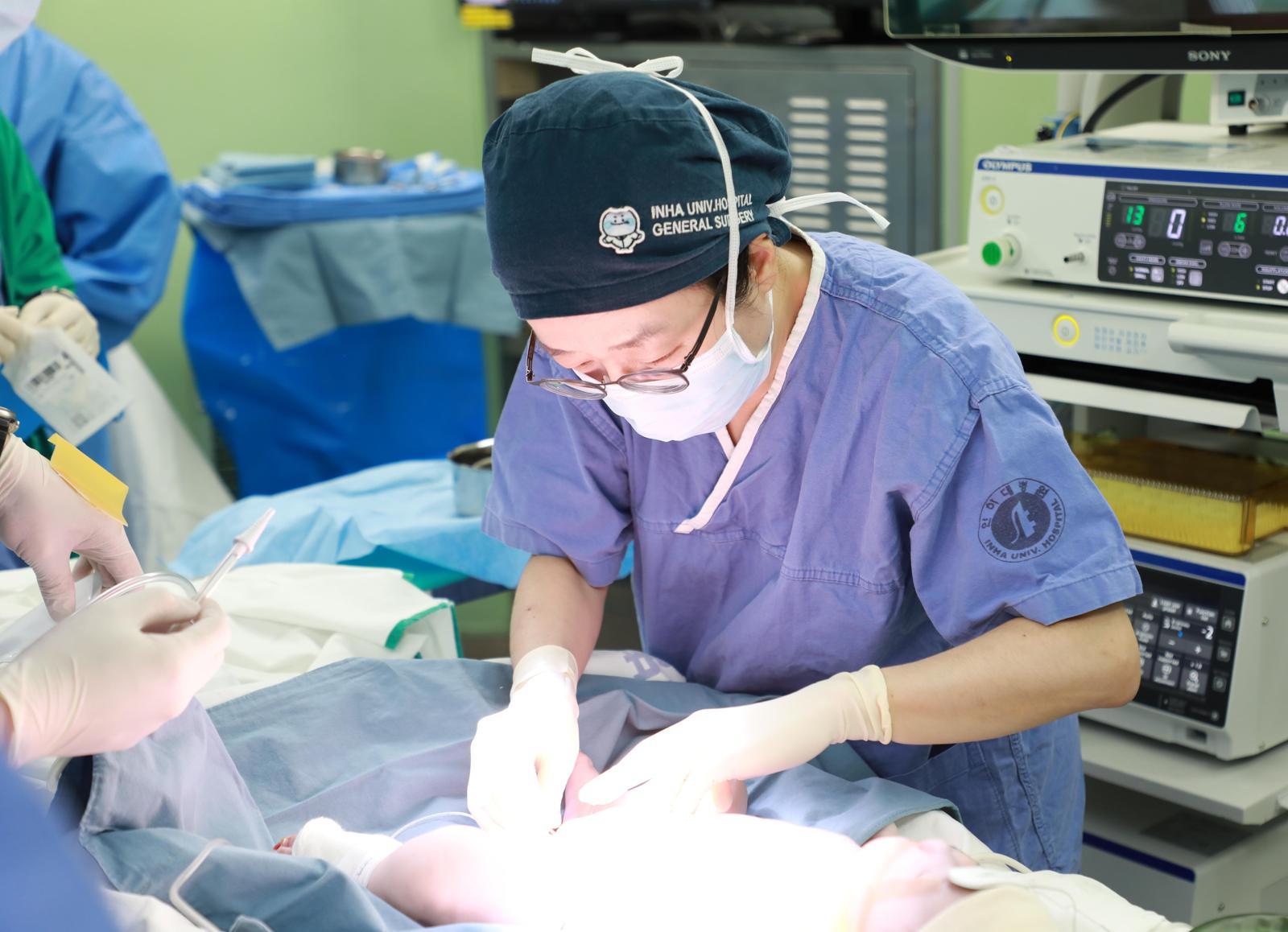 최윤미 인하대병원 소아외과 교수가 히르슈슈프룽병 치료를 위해 복강경 수술을 진행하고 있다. 인하대병원 제공