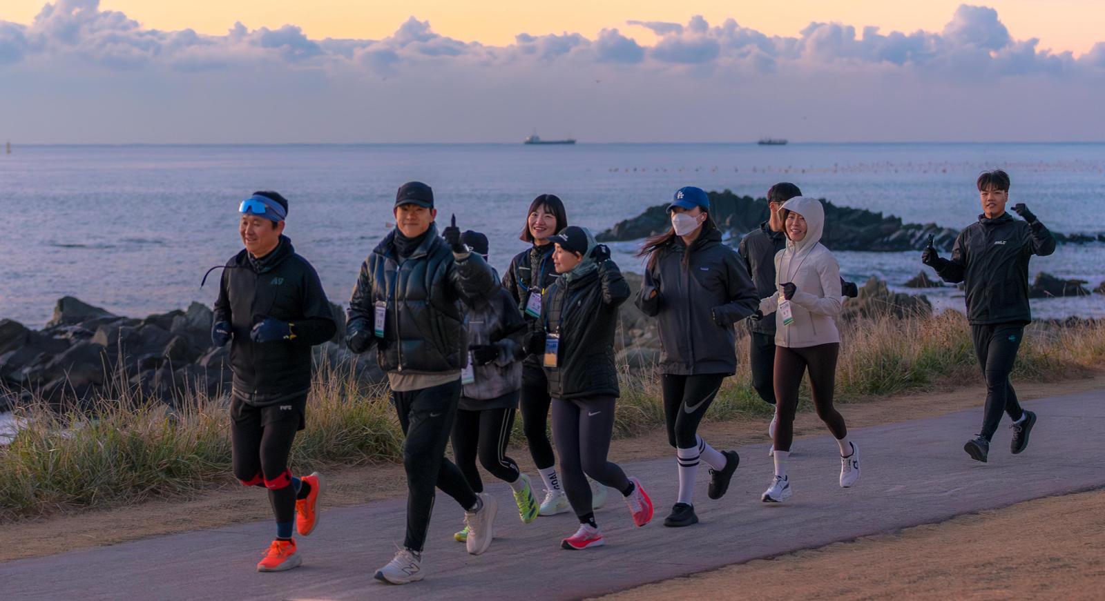HiBA 참가자들이 부산 기장군 오랑대 인근 산책로를 달리고 있다.