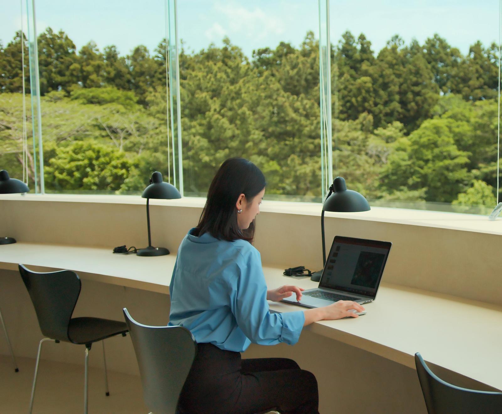 제주 워케이션 오피스에서 도외 직장인이 원격근무를 하고 있다. 제주도 제공