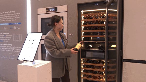 푸드 매니저 와인 라벨 인식 기능 시연.