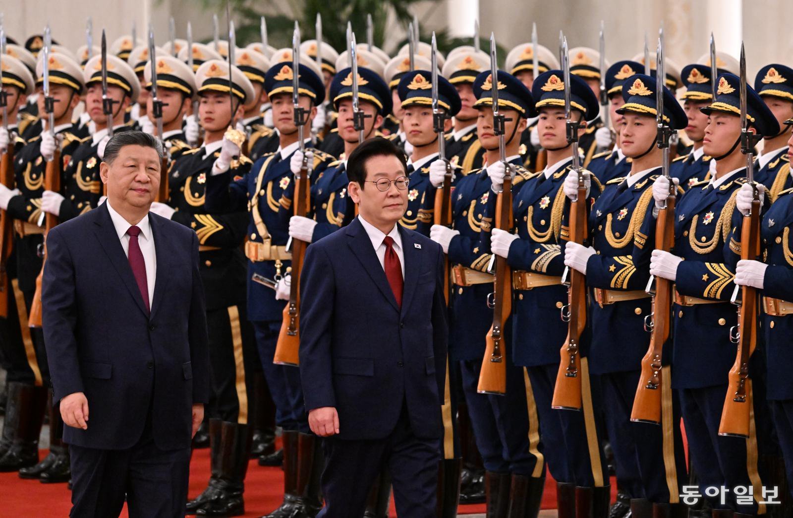 이재명 대통령과 시진핑 중국 국가주석이 5일 오후 베이징 인민대회당 북대청에서 열린 공식환영식에서 의장대 사열을 하고 있다.  베이징=송은석 기자 silverstone@donga.com