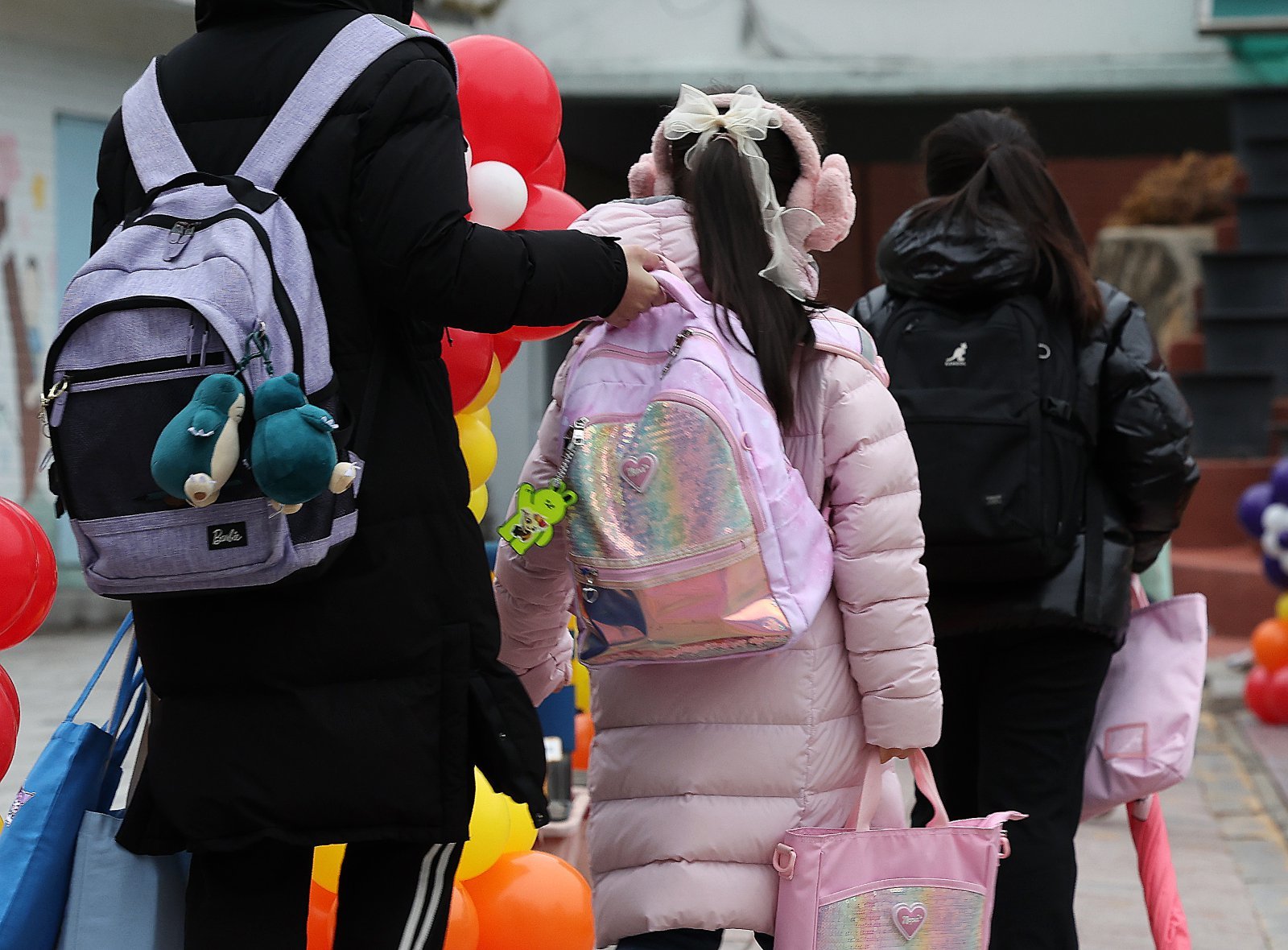 서울 마포구 아현초등학교에서 학생들이 등교하고 있다. 뉴스1