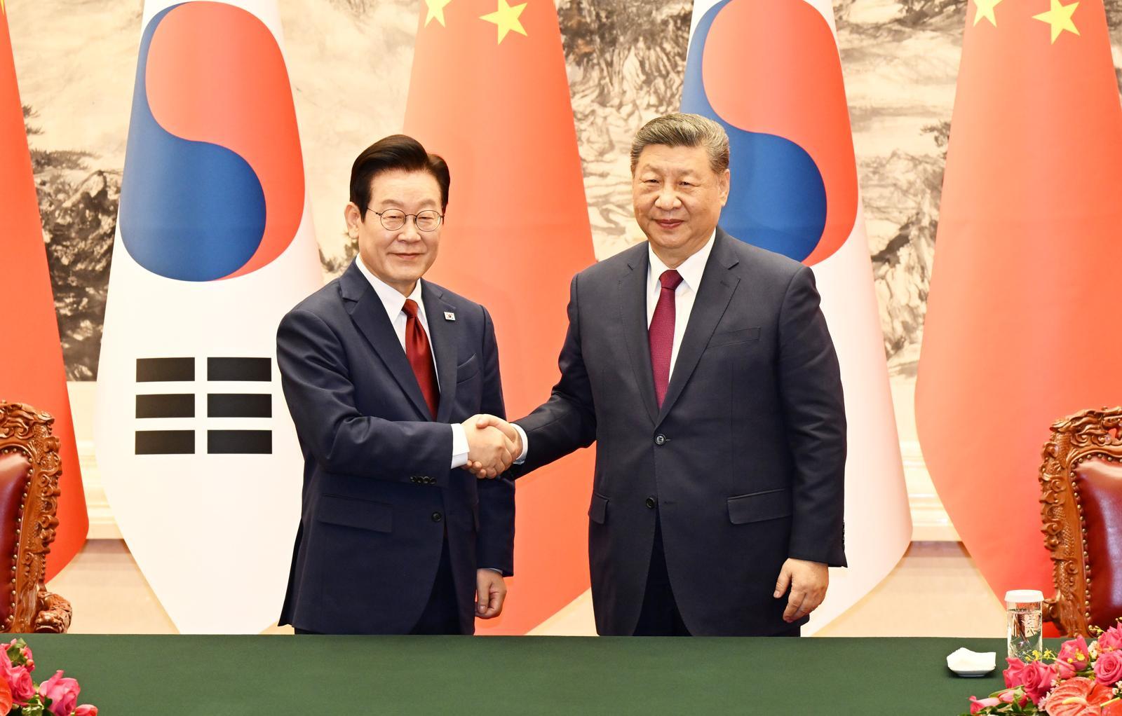 이재명 대통령과 시진핑 중국 국가주석이 5일 오후 베이징 인민대회당에서 열린 MOU 서명식에서 악수를 하고 있다. 2026.1.5 청와대사진기자단 송은석 기자 silverstone@donga.com