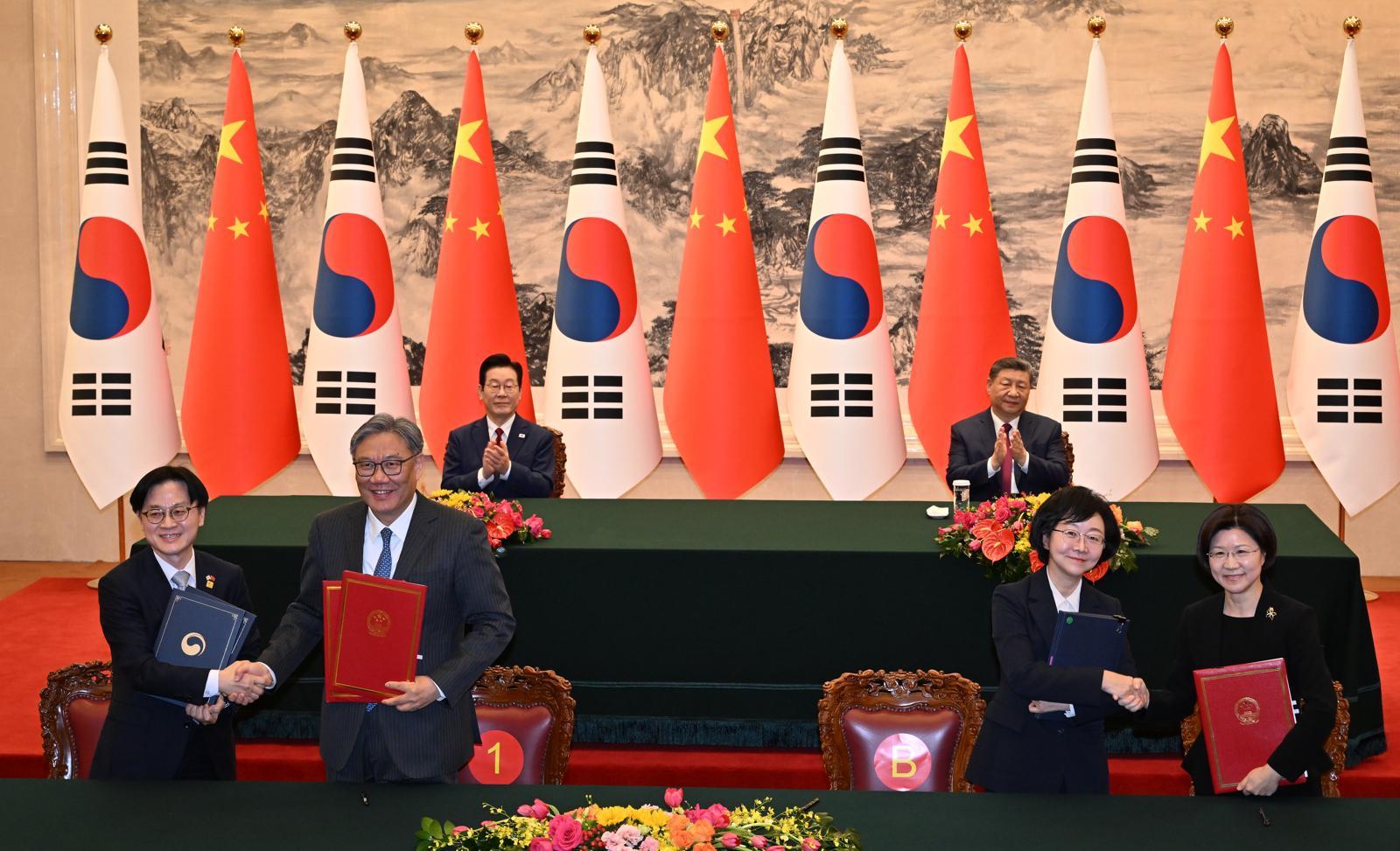 김정관 산업부 장관(왼쪽부터)과 왕원타오 중국 상무부 부장, 오유경 식약처장과 쑨메이쥔 중국 해관총서 서장이 5일 베이징 인민대회당에서 이재명 대통령과 시진핑 국가주석이 참석한 가운데 각각 상무 협력 대화 신설 및 식품안전협력에 관한 협약식을 하고 있다. 2026.1.5 청와대사진기자단 송은석 기자 silverstone@donga.com