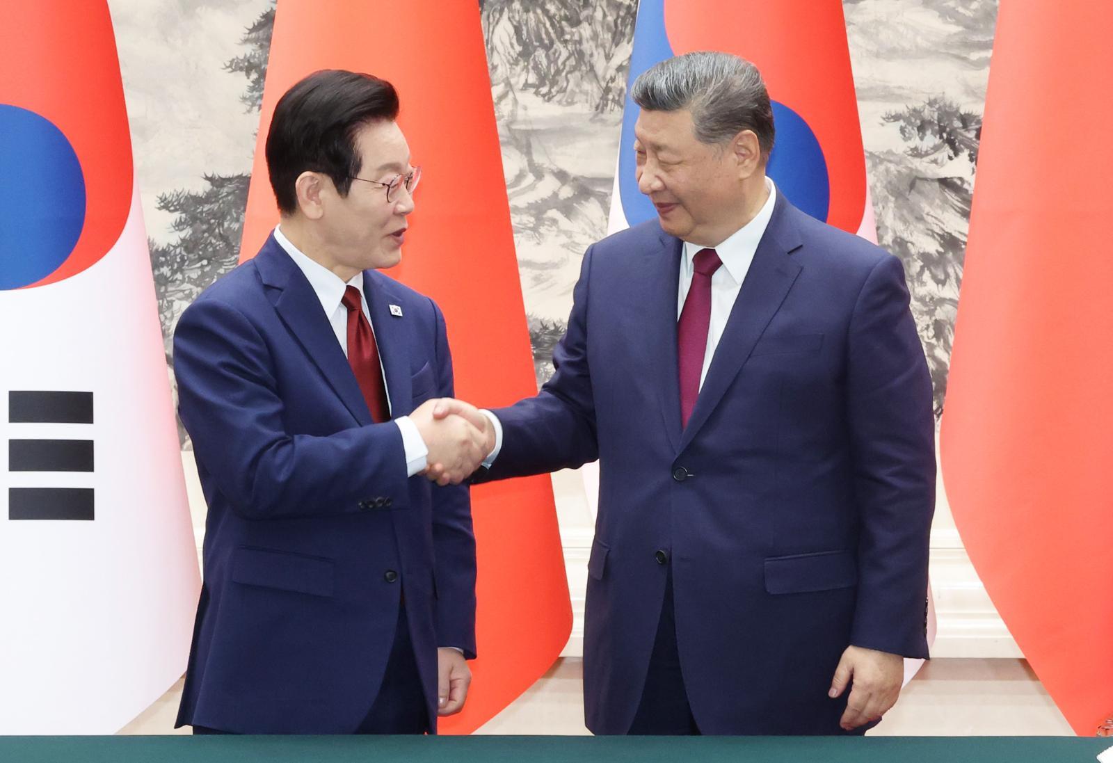 이재명 대통령과 시진핑 중국 국가주석이 5일 오후 베이징 인민대회당에서 열린 MOU 서명식에서 악수를 하고 있다. 2026.1.5 청와대사진기자단 송은석 기자 silverstone@donga.com