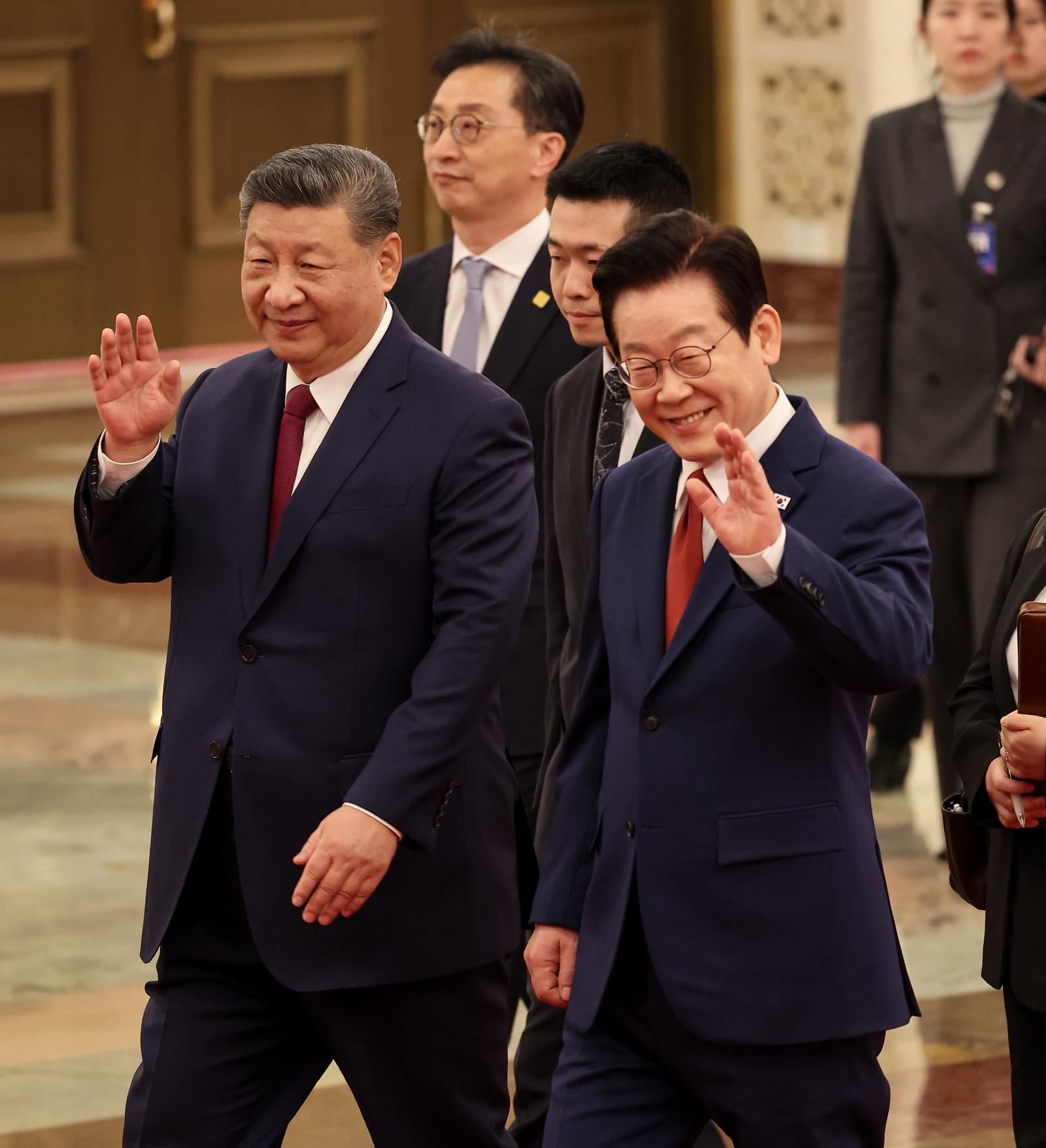 이재명 대통령과 시진핑 중국 국가주석이 5일 오후 베이징 인민대회당 북대청에서 열린 공식환영식에 입장하고 있다. 2026.1.5 청와대사진기자단 송은석 기자 silverstone@donga.com