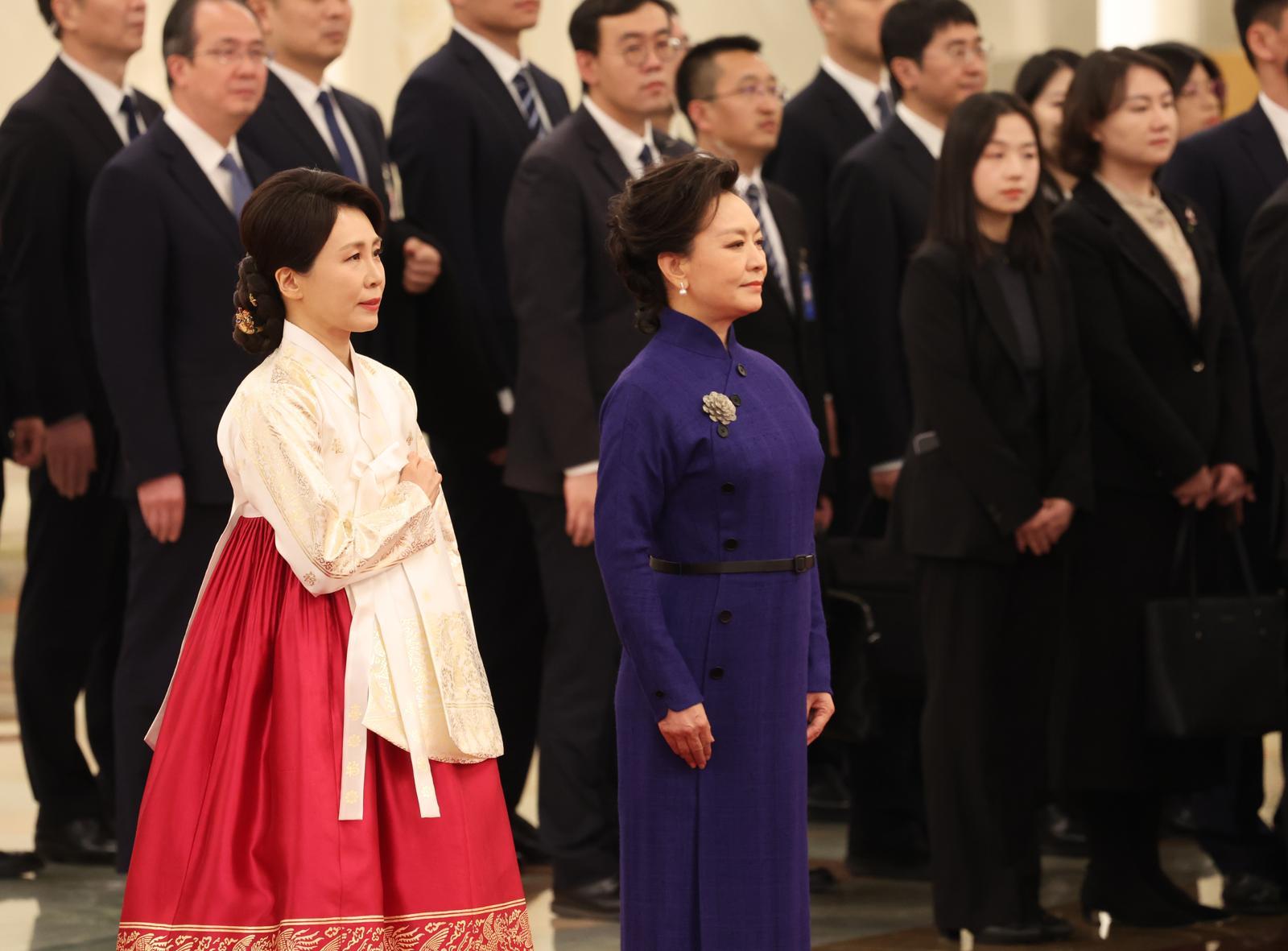 김혜경 여사와 펑리위안 여사가 5일 오후 베이징 인민대회당 북대청에서 열린 공식환영식에서 국민 의례를 하고 있다. 2026.1.5 청와대사진기자단 송은석 기자 silverstone@donga.com