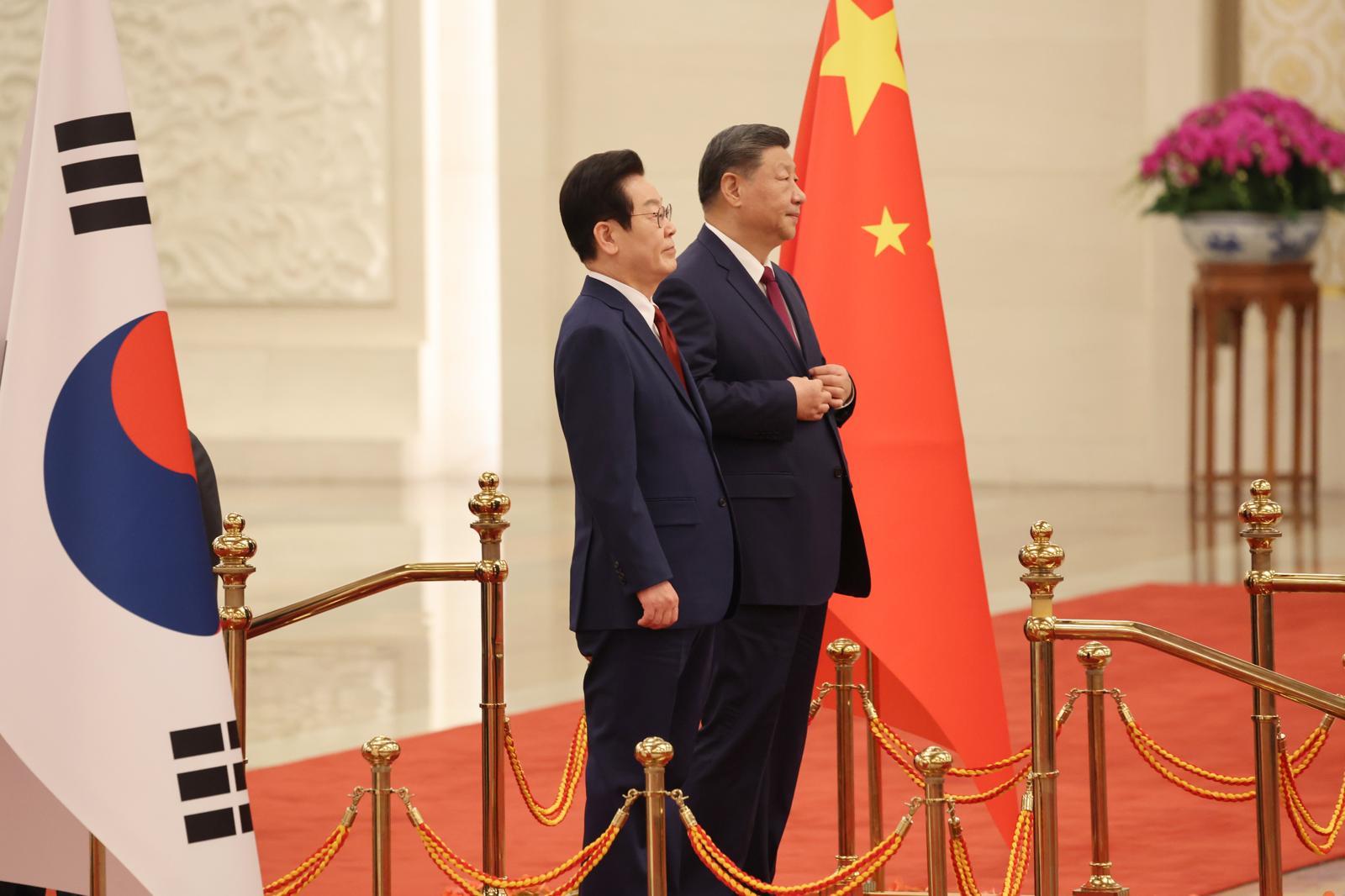 한중 정상회담을 위해 중국을 국빈 방문한 이재명 대통령이 5일 베이징 인민대회당에서 열린 공식환영식에서 시진핑 국가주석과 함께 국기에 대한 경례를 하고 있다. 2026.1.5. 청와대사진기자단 송은석 기자 silverstone@donga.com