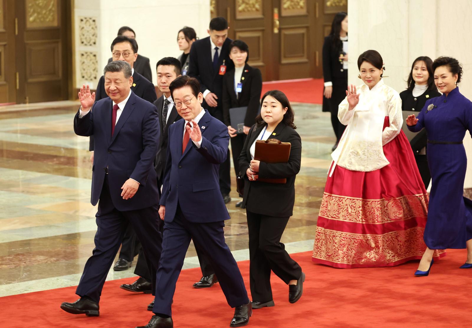 이재명 대통령과 시진핑 중국 국가주석, 김혜경 여사와 펑리위안 여사가 5일 오후 베이징 인민대회당 북대청에서 열린 공식환영식에 입장하고 있다. 2026.1.5 청와대사진기자단 송은석 기자 silverstone@donga.com