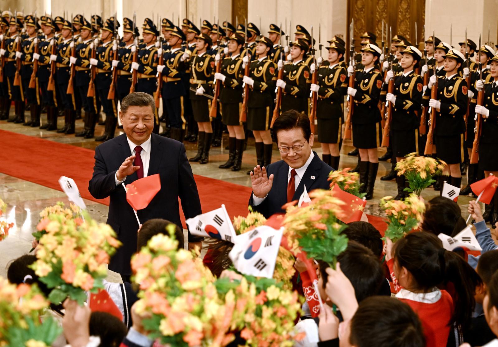 이재명 대통령과 시진핑 중국 국가주석이 5일 오후 베이징 인민대회당 북대청에서 열린 공식환영식에서 화동들을 향해 손을 흔들고 있다. 2026.1.5 청와대사진기자단 송은석 기자 silverstone@donga.com