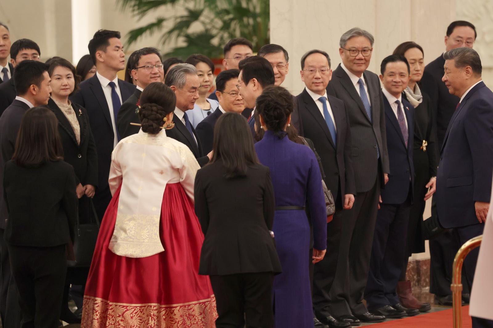 한중 정상회담을 위해 중국을 국빈 방문한 이재명 대통령이 5일 베이징 인민대회당에서 시진핑 국가주석의 환영을 받고 있다. 2026.1.5. 청와대사진기자단 송은석 기자 silverstone@donga.com