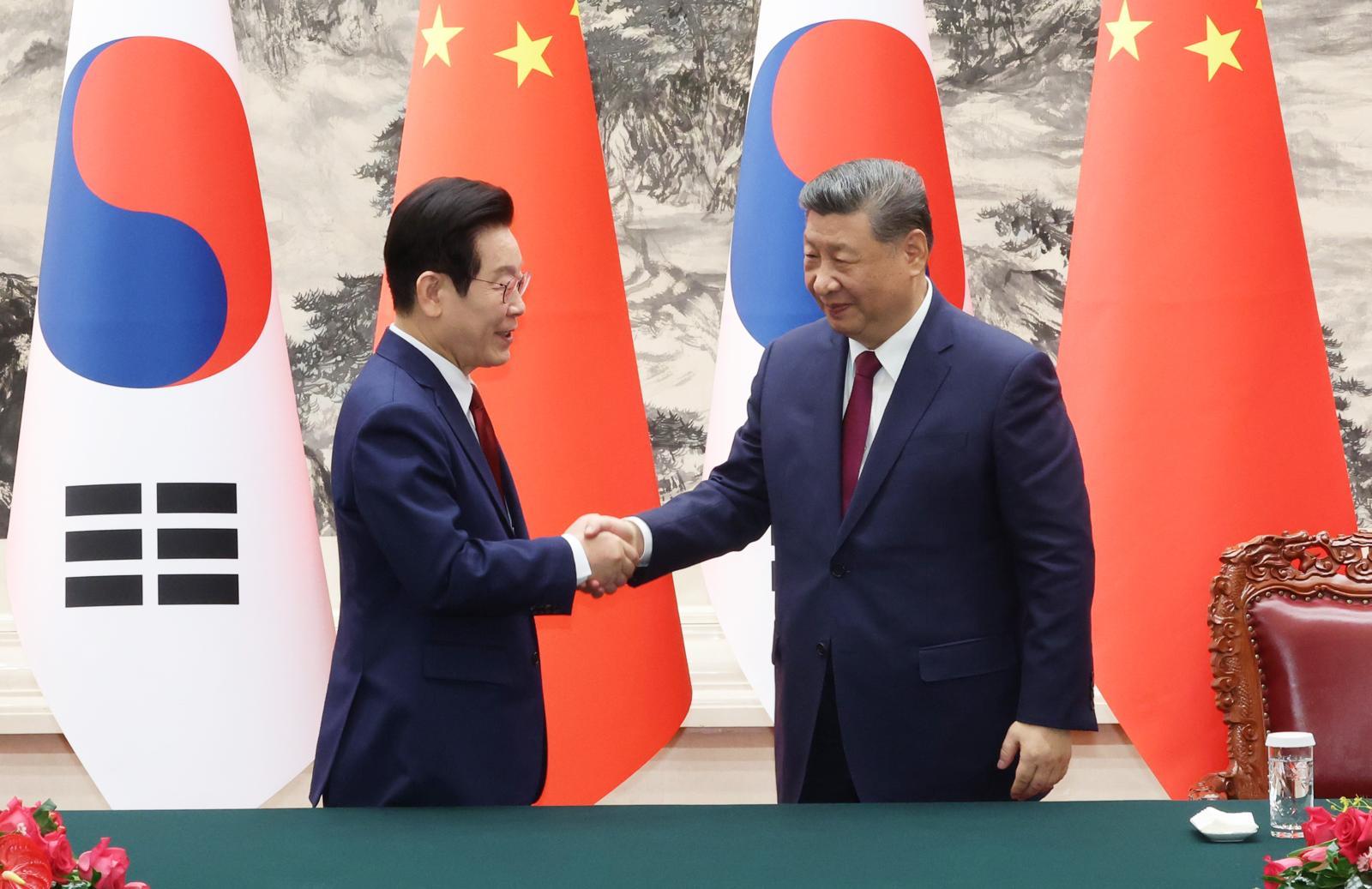 이재명 대통령과 시진핑 중국 국가주석이 5일 오후 베이징 인민대회당에서 열린 MOU 서명식에서 악수를 하고 있다. 2026.1.5 청와대사진기자단 송은석 기자 silverstone@donga.com