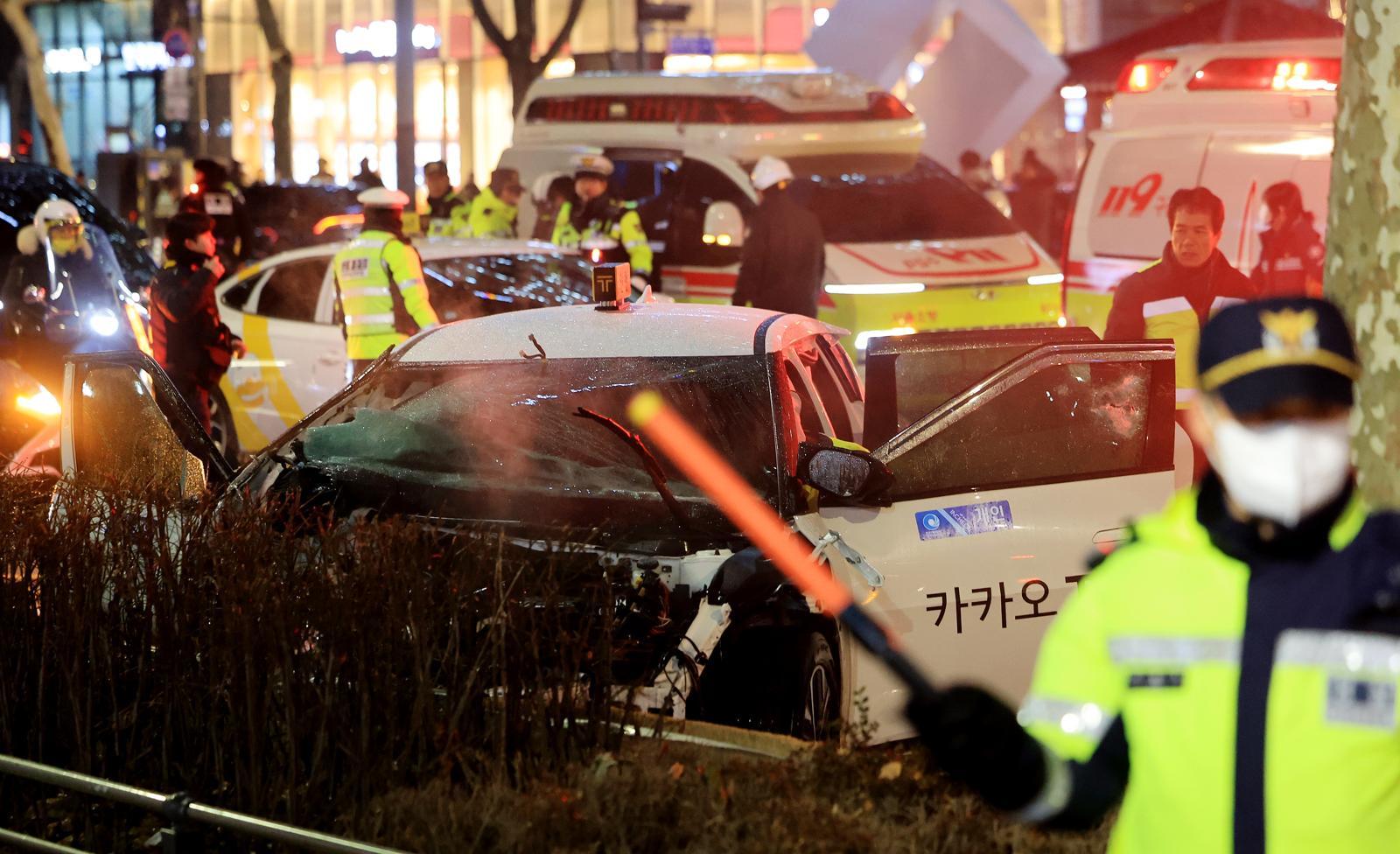 2일 오후 6시쯤 서울 지하철 1호선 종각역 인근에서 택시가 인도로 돌진해 횡단보도에서 신호 대기 중이던 시민들을 들이받는 사고가 발생했다. 이 사고로 외국인 5명을 포함해 9명의 시민이 중경상을 입었으며, 이 중 40대 한국인 여성 1명은 심정지 상태로 발견돼 인근 병원으로 이송됐으나 끝내 사망했다. 현재 소방 당국과 경찰은 정확한 사고 경위 등을 파악하고 있다. 2026.1.2/뉴스1