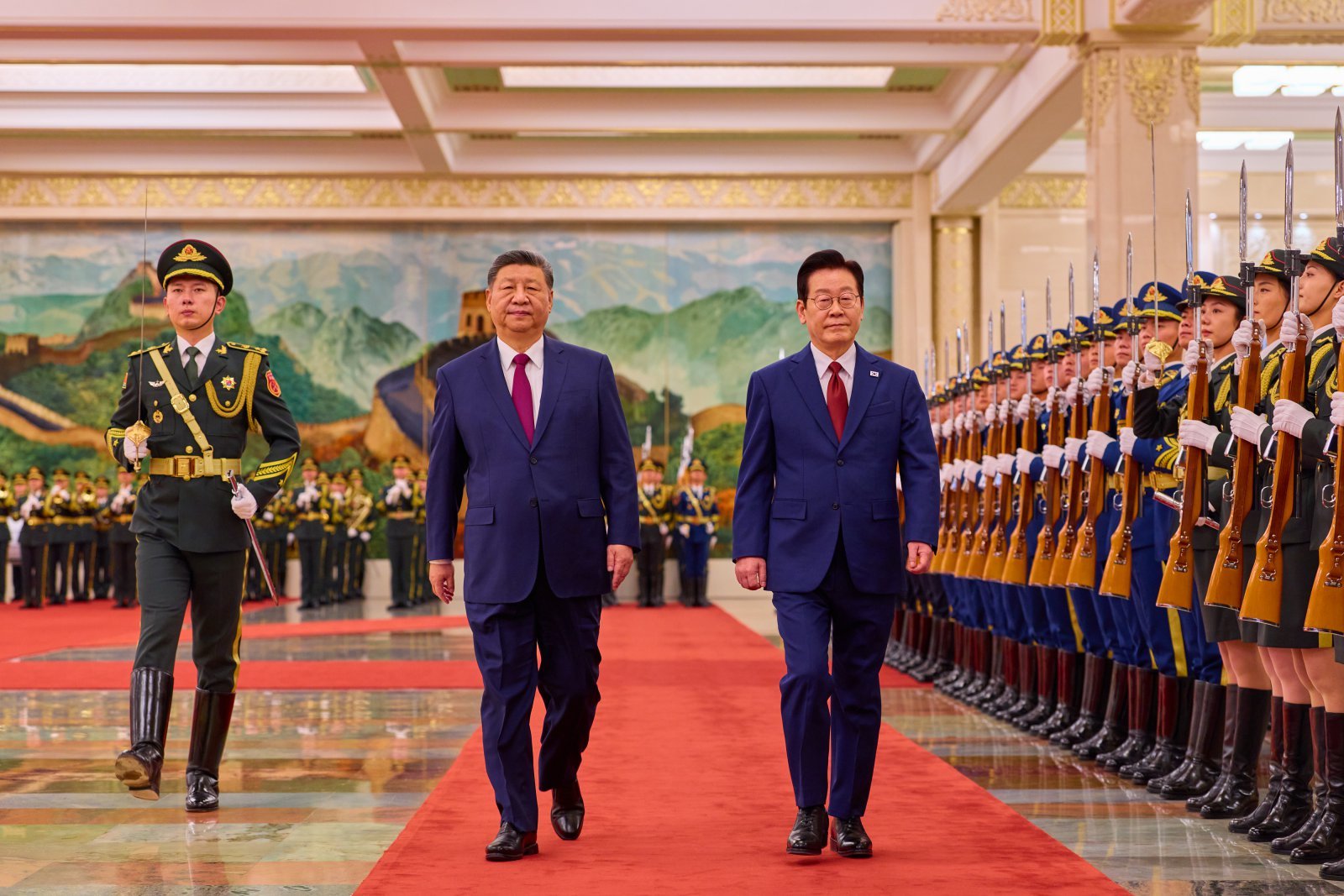 이재명 대통령과 시진핑 중국 국가주석이 5일 베이징 인민대회당에서 열린 이 대통령 공식환영식에서 의장대를 사열하고 있다. (공동취재) 2026.1.5/뉴스1
