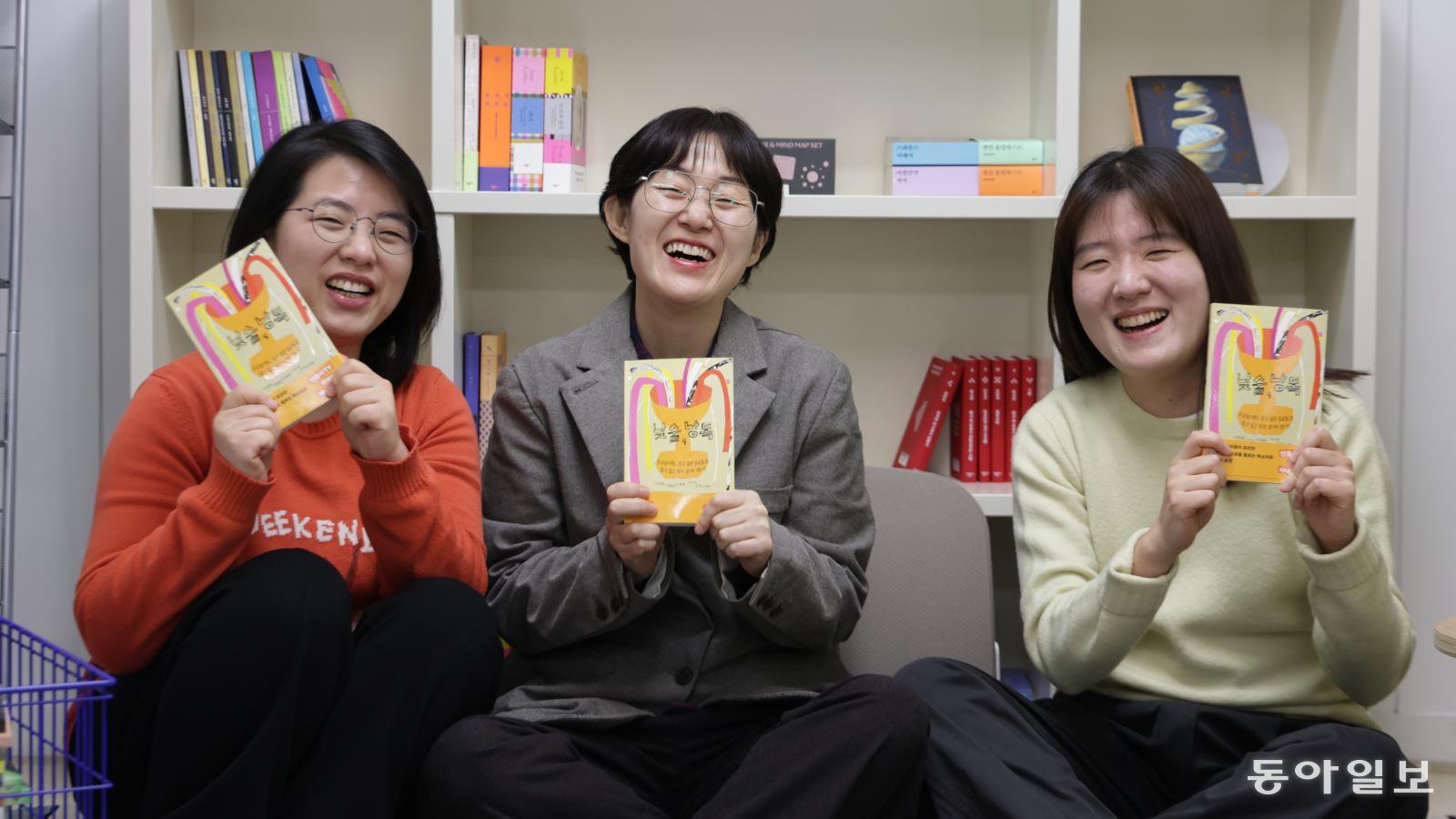 민음사 사내모임 ‘낮술낭독회’엔 회사 생활의 상식을 비트는 세 가지가 있다. 회사 사람을 주말에도 만나고, 띠동갑 넘는 상사를 이름으로 부른다. 게다가 책 만드는 게 일인 사람들이 휴일에 모여 책을 읽는다. 하지만 이런 낯선 장면들이 모여 조직에 기분 좋은 나비효과를 퍼뜨리고 있다. 5일 민음사에서 만난 이한솔, 이정화, 신새벽 편집자(왼쪽부터). 박형기 기자 oneshot@donga.com