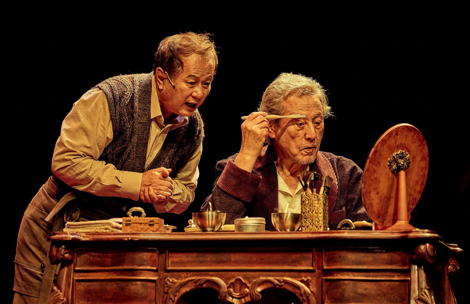 연극 ‘더 드레서’의 주연을 맡은 노먼 역의 송승환(왼쪽)과 선생님 역의 박근형.
나인스토리 제공