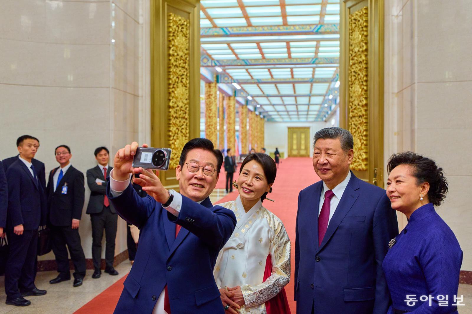 이재명 대통령과 시진핑 중국 국가주석, 김혜경 여사가 5일 오후 베이징 인민대회당에서 만찬 후 샤오미폰으로 셀피를 촬영하고 있다. 2026.1.5 청와대사진기자단/송은석 기자 silverstone@donga.com