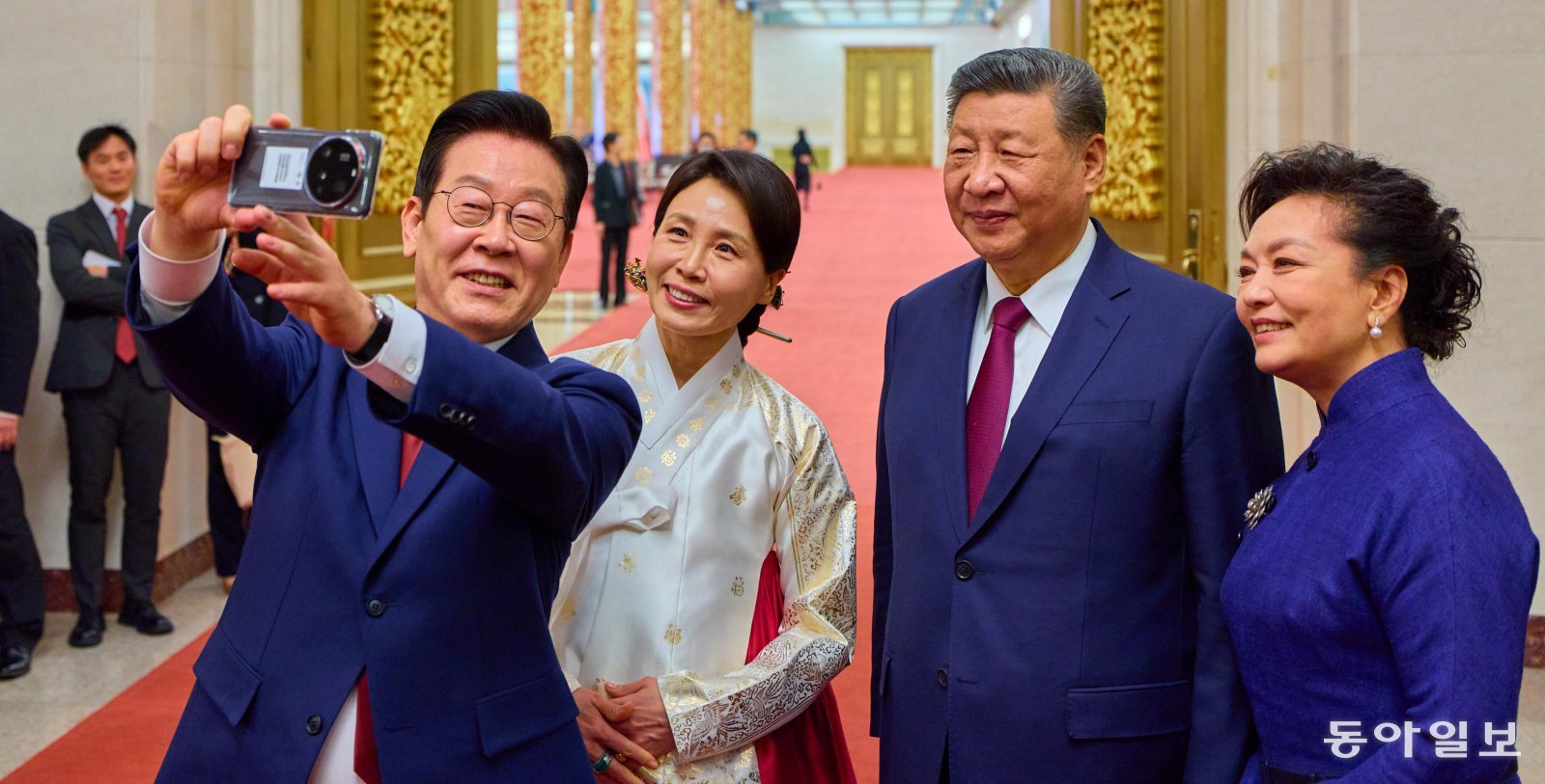 ‘경주 선물’ 폰으로 한중 정상 부부 셀카… 톈안먼선 21발 예포