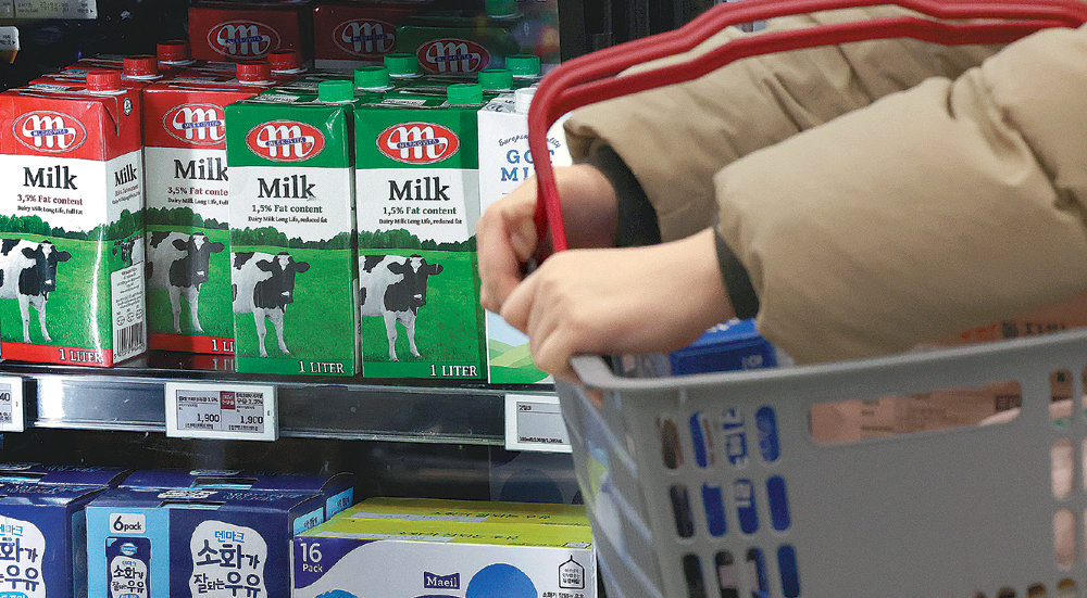 서울 시내 한 대형마트 매대에 수입 멸균 우유가 진열돼 있다. 뉴스1