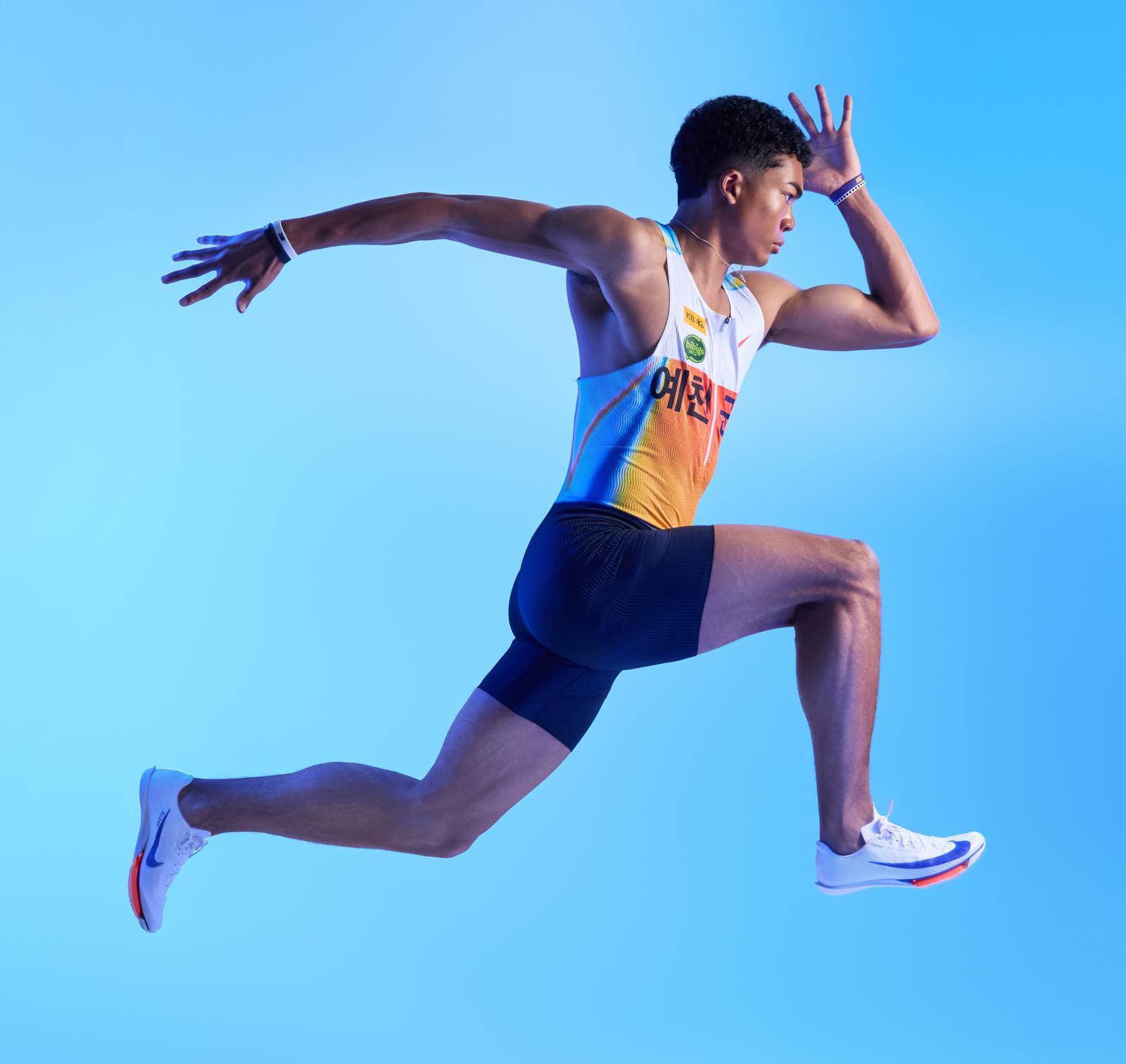 한국 남자 육상 단거리 기대주인 나마디 조엘진이 새해를 맞아 힘차게 도약하는 자세를 취하고 있다. 2026 아이치-나고야 아시안게임을 앞둔 조엘진은 “한국 육상에 변화의 바람을 일으키고 싶다”며 새해 각오를 밝혔다. CJ 제공