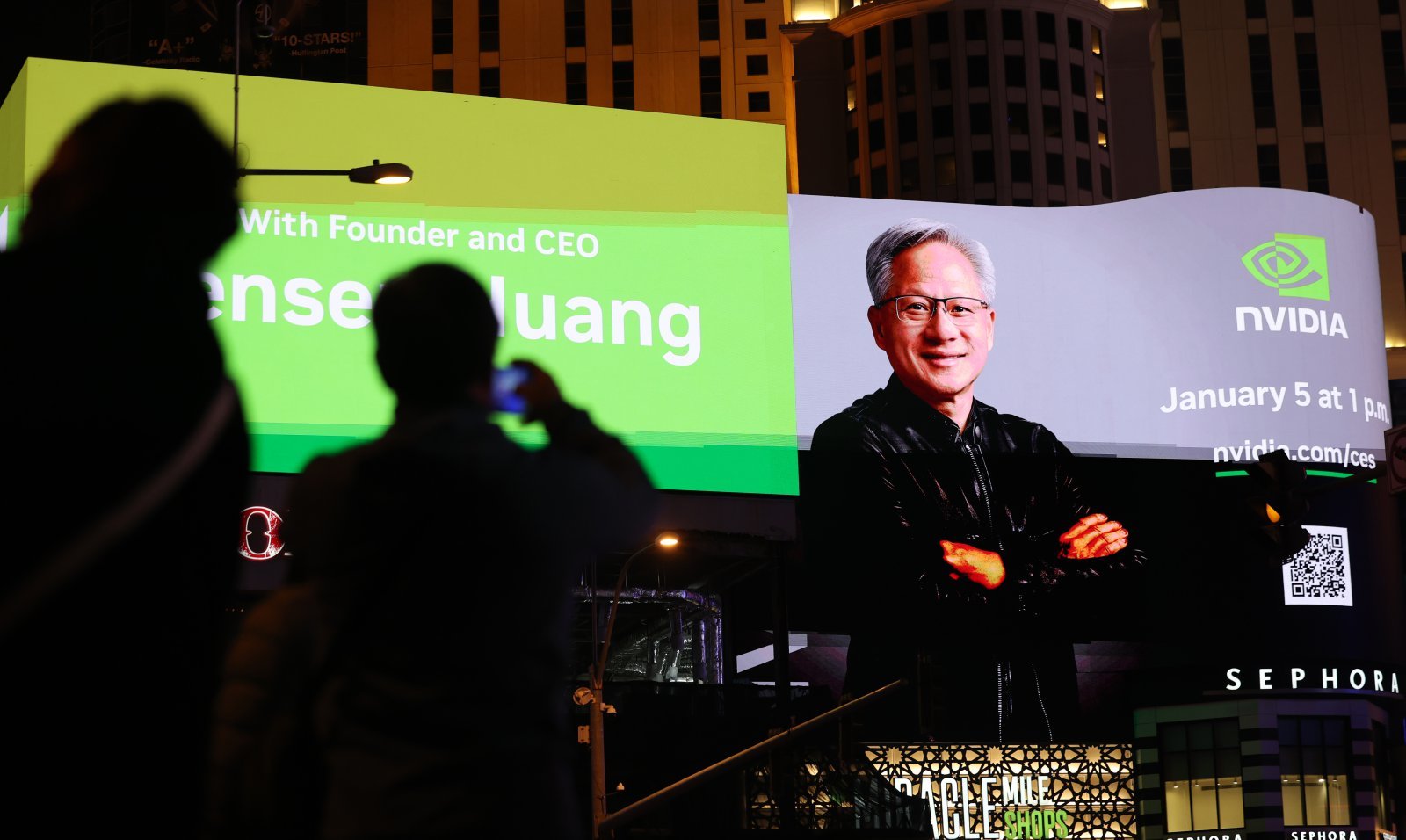 세계 최대 IT(정보기술)·가전 전시회 ‘CES 2026’ 개막을 사흘 앞둔 3일(현지시간) 미국 네바다주 라스베이거스 거리에 젠슨 황 엔비디아 최고경영장(CEO) 특별 연설 광고가 표출되고 있다.  2026.1.4/뉴스1