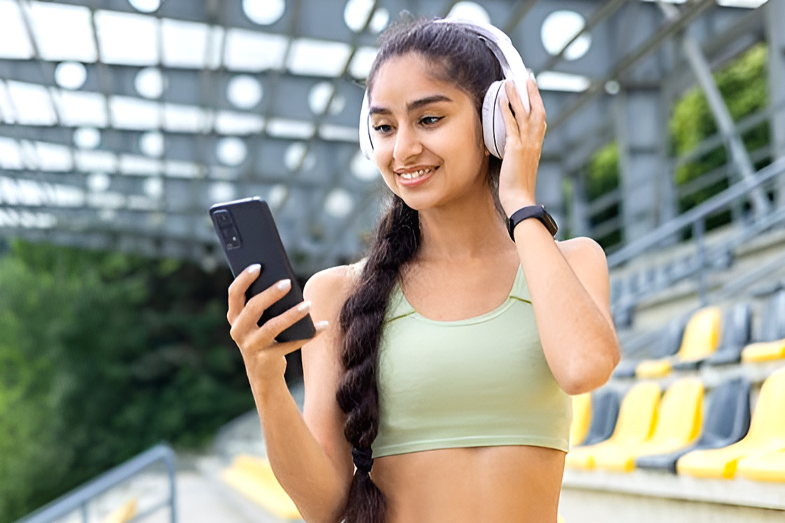 아이로하 블루투스 칩셋의 보안 결함으로 인해 소니·마샬 등 유명 헤드셋이 해킹 및 도청 위협에 노출된 것으로 확인됐다. 전문가들은 개인정보 탈취를 막기 위해 반드시 최신 펌웨어로 업데이트하고 미사용 페어링 기기를 삭제할 것을 당부했다. 사진=게티이미지뱅크.