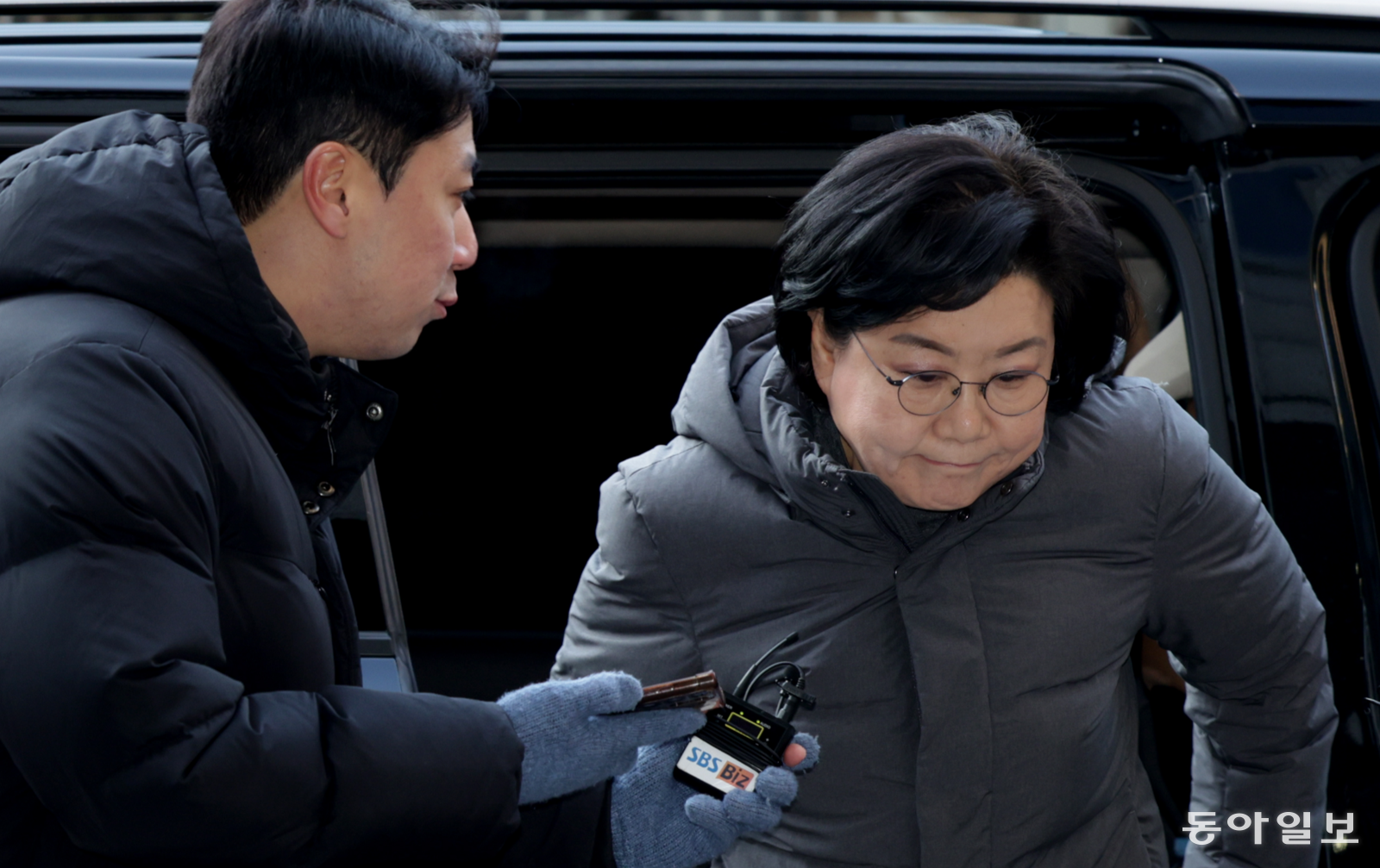 이혜훈 초대 기획예산처 장관 후보자가 6일 오전 서울 중구 예금보험공사에 마련된 인사청문회 준비 사무실로 출근하기 위해 카니발 차량에서 내리고 있다.  변영욱 기자 cut@donga.com