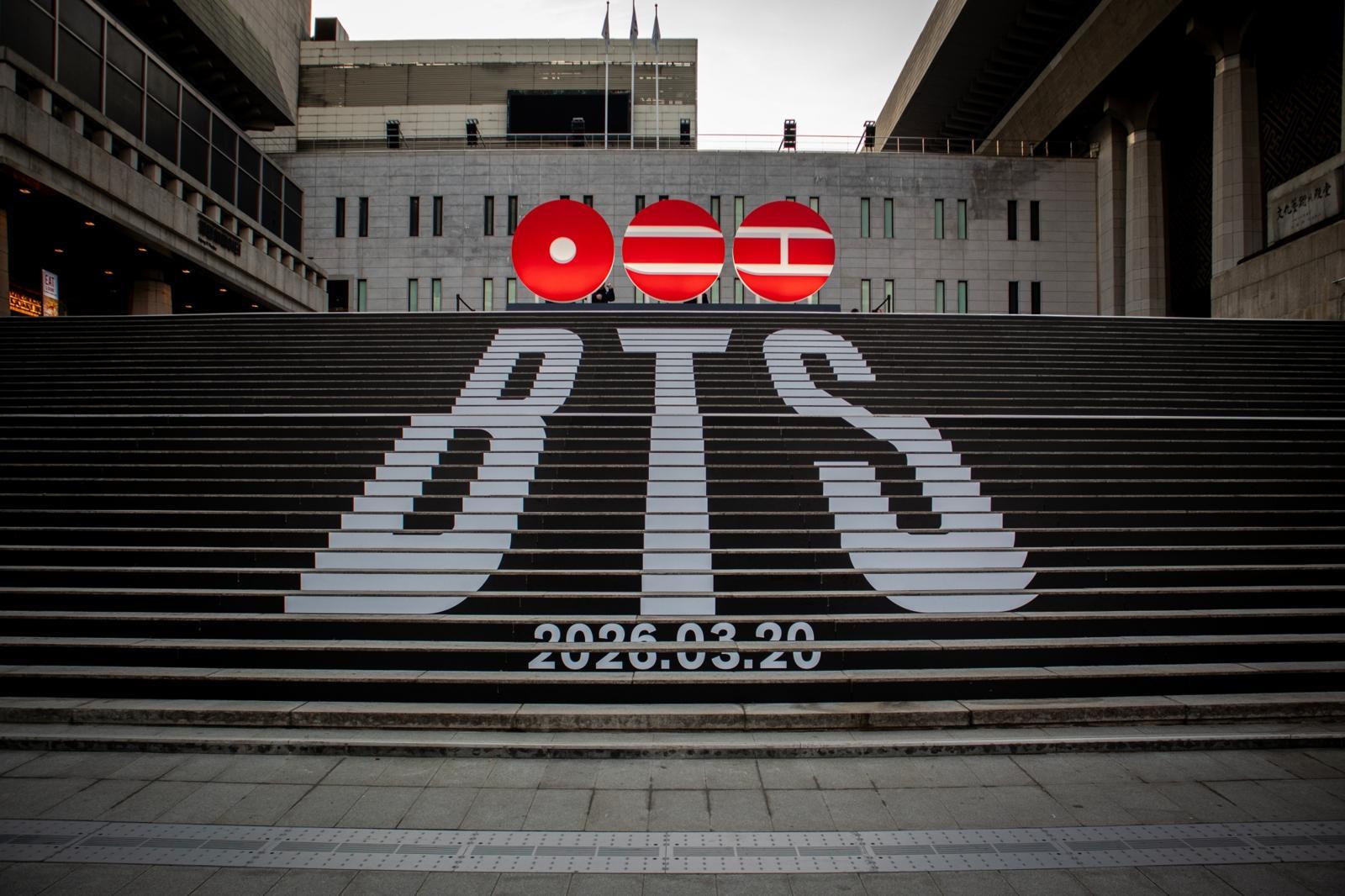 방탄소년단이 서울 광화문에서 대형 오프라인 프로모션을 열며 완전체 컴백을 알렸다. 오는 3월 20일 정규 5집 발매와 함께 월드투어에 나선다. 사진제공=빅히트 뮤직