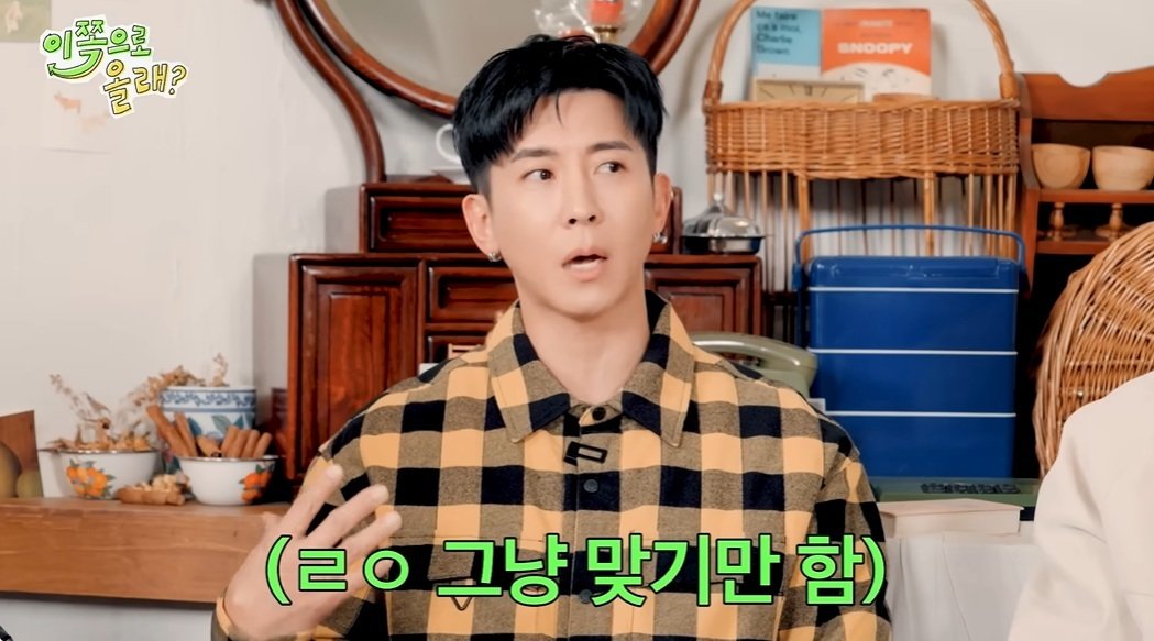 플라이 투 더 스카이 브라이언이 신인 시절 음악방송 촬영 현장에서 폭행을 당한 경험을 공개했다. 데뷔 초기 연예계 현장의 이면을 돌아보게 한다. ⓒ뉴시스