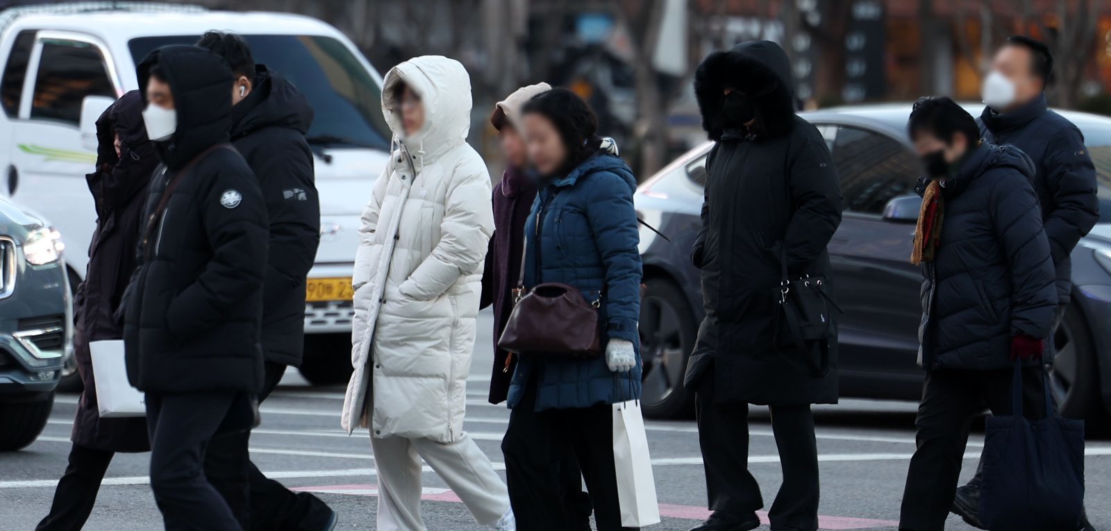 2026년 새해 첫 출근일이자 서울 최저기온이 -12도를 기록한 2일 서울 종로구 세종대로에서 두꺼운 옷차림을 한 시민들이 출근하고 있다. 2026.01.02 뉴시스