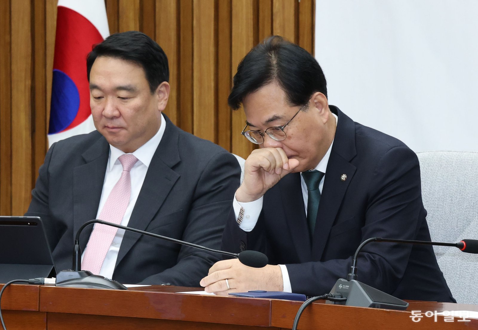 송언석 국민의힘 원내대표는 6일 오전 국회에서 열린 원내대책회의에서  여권을 중심으로 제기되는 여러 의혹을 겨냥해 “정교 유착, 공천 뇌물, 항소 포기 등 이재명 정권의 3대 권력형 범죄 게이트 진상 규명을 위한 2특·1조(2특검·1국정조사)를 신속하게 추진해야 한다”고 했다.또 이재명 대통령과 시진핑 중국 국가주석 간 정상회담에 대해 “실질적 외교·안보 이익은 거의 확보하지 못한 이벤트성 회담”이라고 혹평했다. 2026.01.06

				이훈구 기자 ufo@donga.com