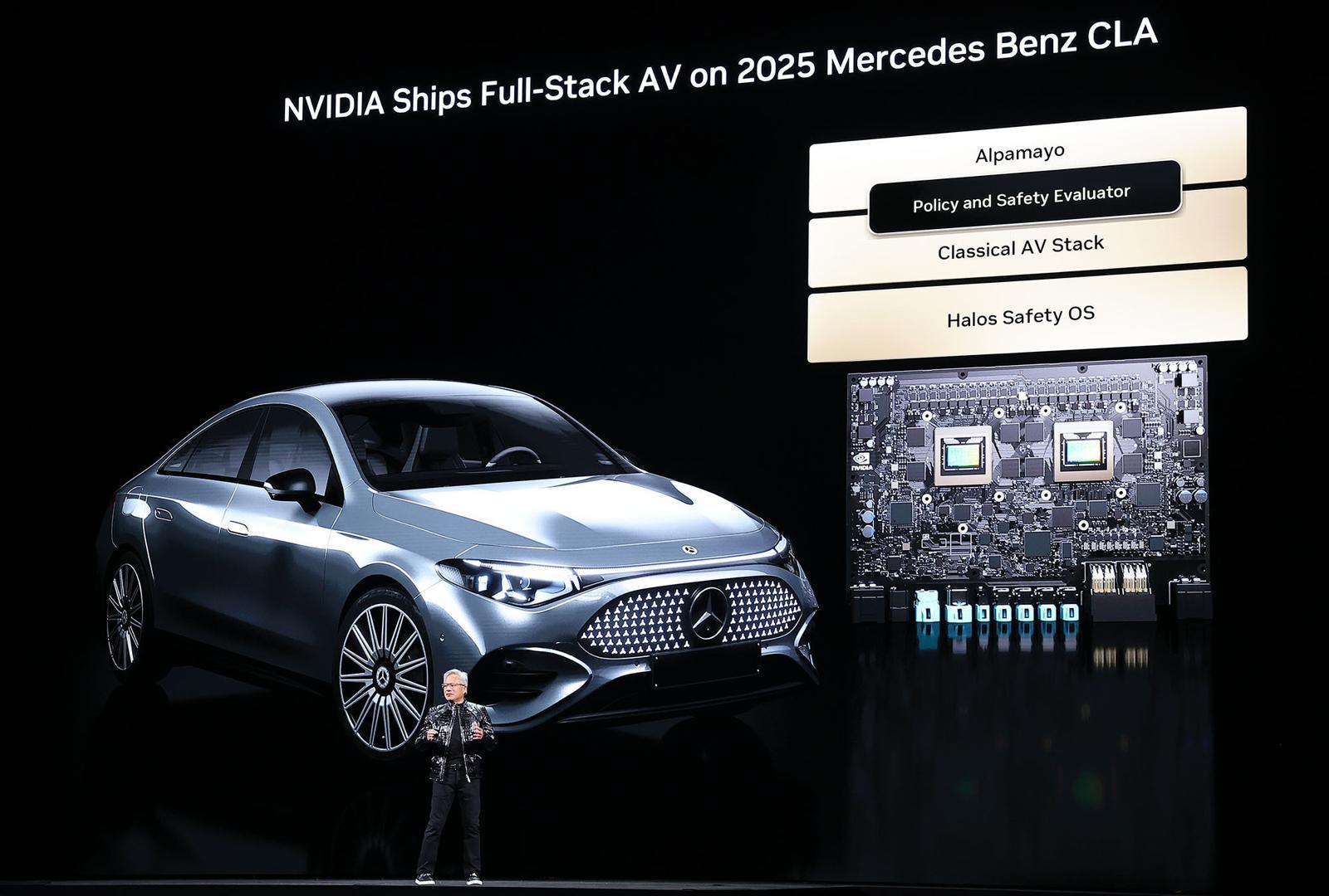 젠슨 황 엔비디아 CEO가 5일(현지시간) 미국 네바다주 라스베이거스 퐁텐블로 호텔에서 열린 엔비디아 CES 2026 라이브에서 기조연설 도중 벤츠와의 협업에 대해 설명하고 있다. (공동취재) 2026.1.6/뉴스1