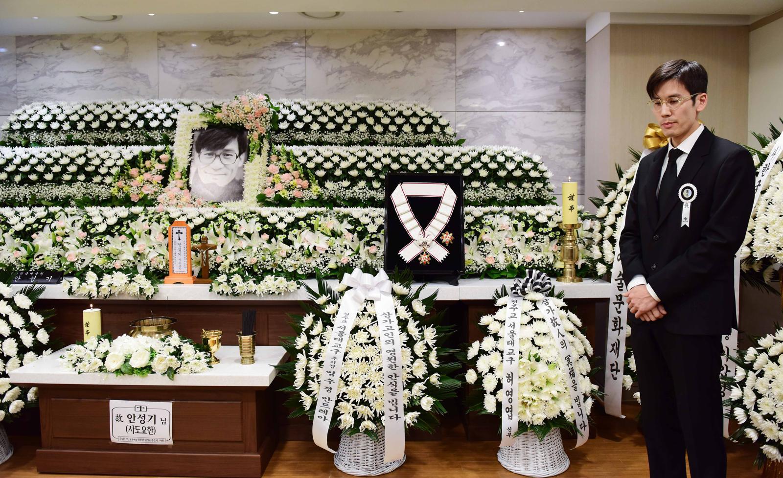 5일 서울 서초구 서울성모병원 장례식장에 마련된 배우 안성기의 빈소에서 고인의 아들이 조문객을 맞이하고 있다. 2026.01.06. 사진공동취재단