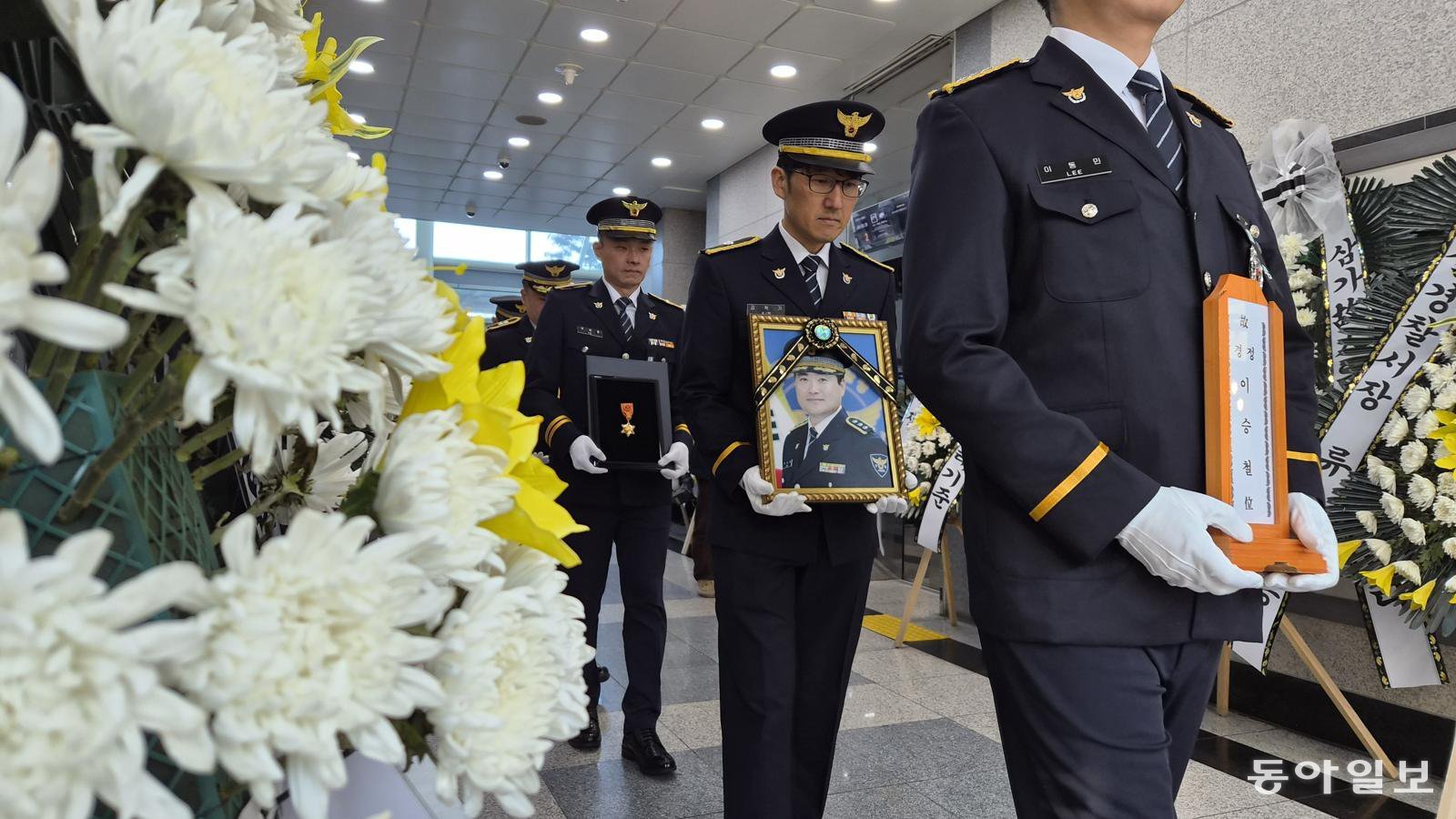 6일 전북 전주시 전북경찰청에서 열린 고 이승철 경정 영결식 직후 운구 행렬이 청사를 떠나고 있다. 전주=박영민 기자 minpress@donga.com