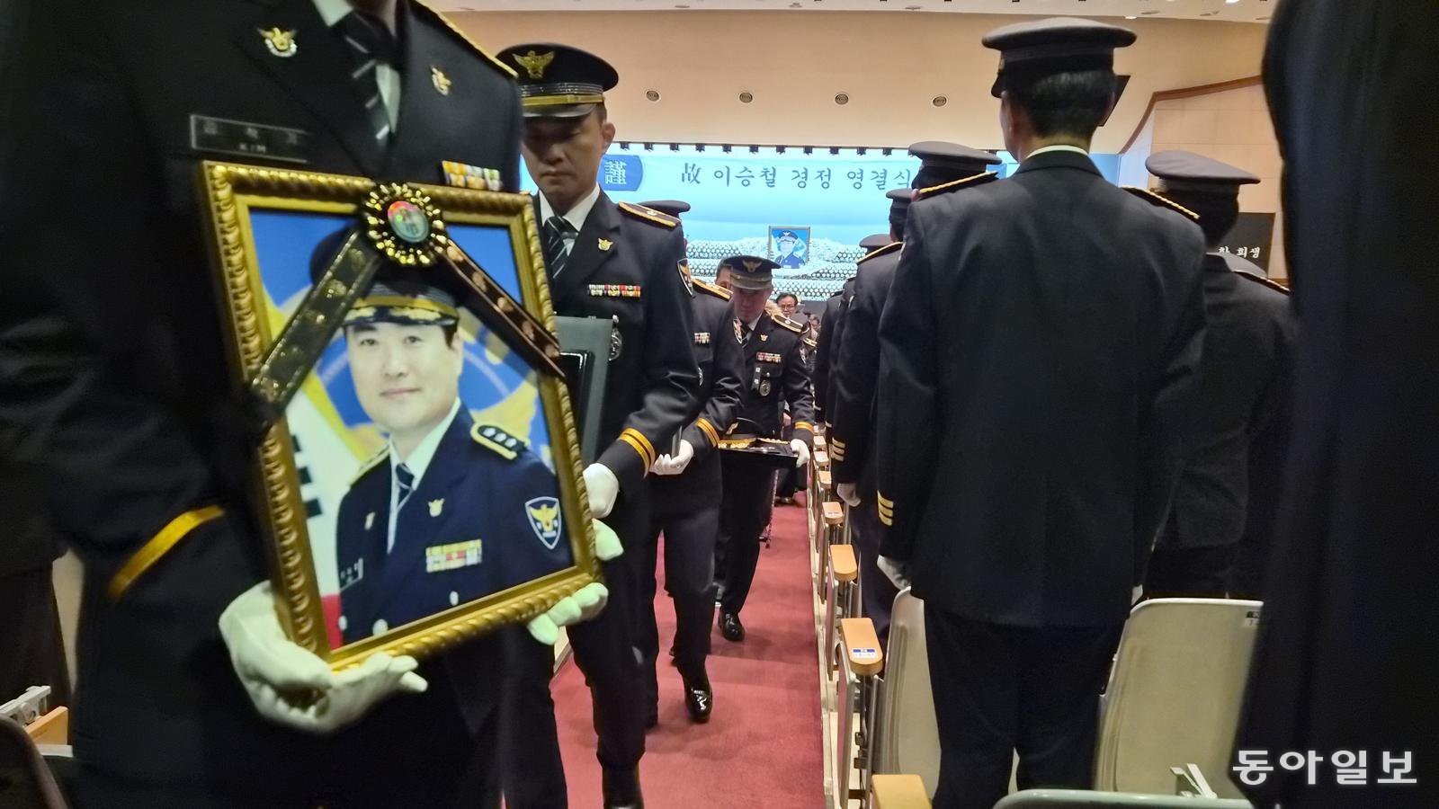 고 이승철 경정의 영결식이 열린 6일 전북 전주시 전북경찰청에서 운구 행렬이 동료들의 배웅을 받으며 이동하고 있다. 전주=박영민 기자 minpress@donga.com