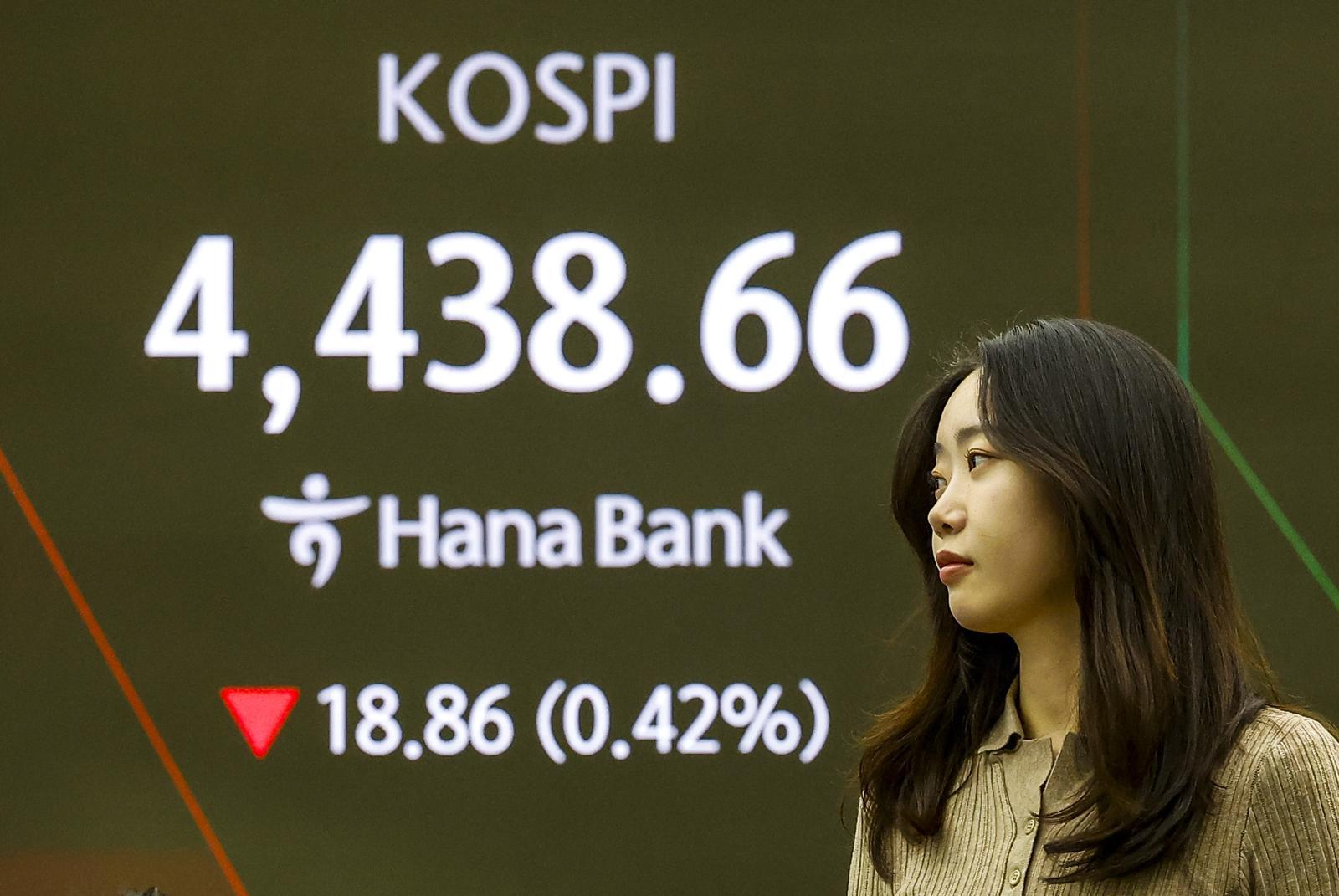 6일 서울 중구 하나은행 딜링룸에서 직원들이 업무를 보고 있다.   이날 코스피는 전 거래일(4457.52) 보다 11.44포인트(0.26%) 내린 4446.08에, 코스닥 지수는 전 거래일(957.50) 보다 1.88포인트(0.20%) 오른 959.38에 출발했다.  서울 외환시장에서 원·달러 환율은 전 거래일 주간거래 종가(1443.8)보다 1.2원 오른 1445원에 출발했다.2026.01.06 뉴시스