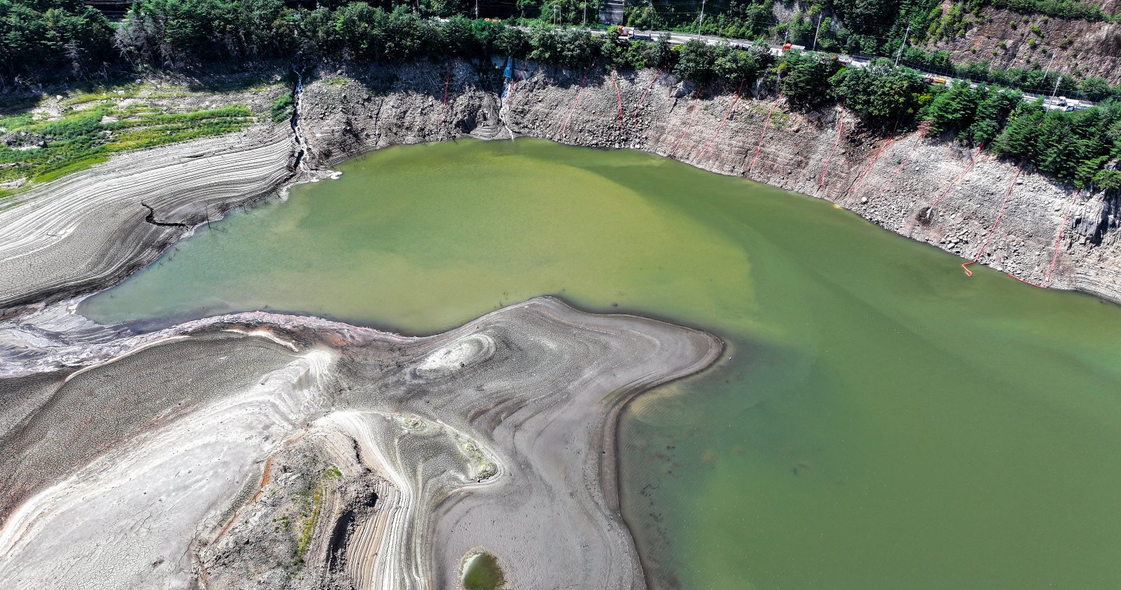 강원 강릉시 오봉저수지가 바짝 말라붙어 바닥을 드러내고 있다. 2025.9.10 뉴스1