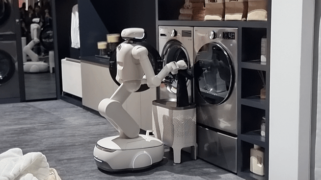LG전자가 정교한 양팔과 손가락 관절을 탑재해 빨래와 주방 보조 등 실질적인 집안일이 가능한 홈로봇 ‘클로이드’를 선보였다. 이 로봇은 스스로 키 높이를 조절하며 가사 노동의 완전한 자동화를 목표로 한다. 뉴시스