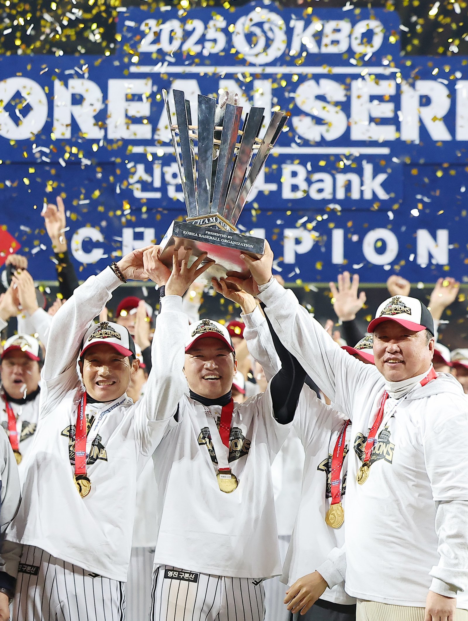 2025 프로야구 한국시리즈우승을 차지한 LG 트윈스. 왼쪽부터 염경엽 감독, 주장 박해민, 차명석 단장. 2025.10.31/뉴스1