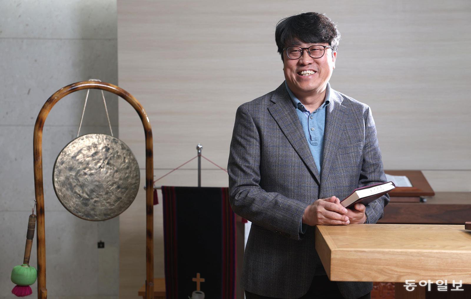 한문덕 목사는 “서양 찬송가는 경건하고 감정을 고조시키는 특징이 있고, 국악은 덩더쿵 장단에 어느새 옆 사람과 어깨동무하고 싶도록 흥이 나게 하는 면이 있다”라며 “찬송가를 부르는 중 절로 추임새가 나오는 게 그런 까닭”이라고 말했다. 변영욱 기자 cut@donga.com