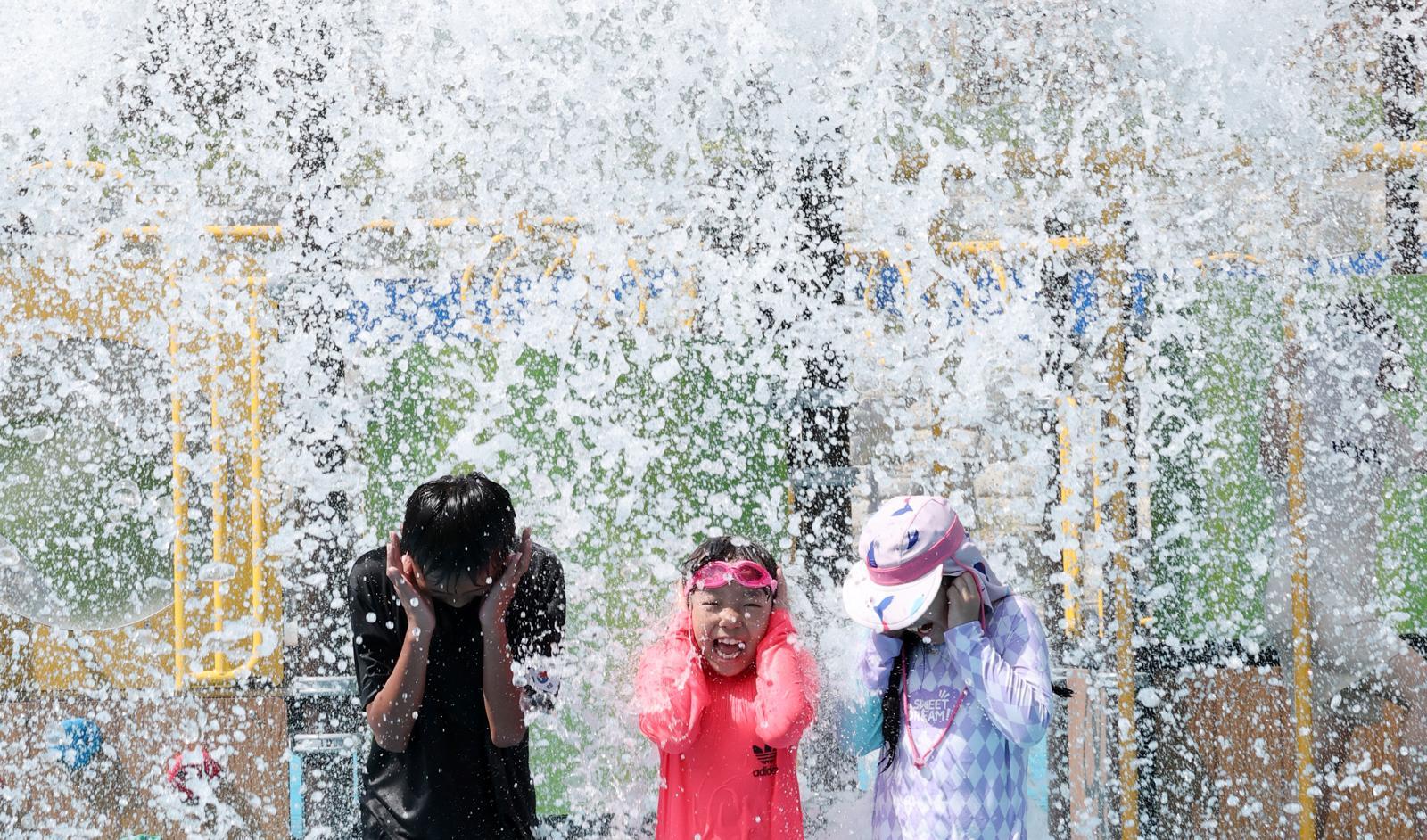 대전 대덕구 오정근린공원 물놀이장에서 어린이들이 더위를 식히고 있다. 2025.8.24 뉴스1